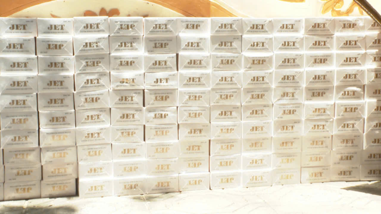 Huế: Khởi tố 2 đối tượng bu&ocirc;n b&aacute;n thuốc l&aacute; nhập lậu- Ảnh 2.