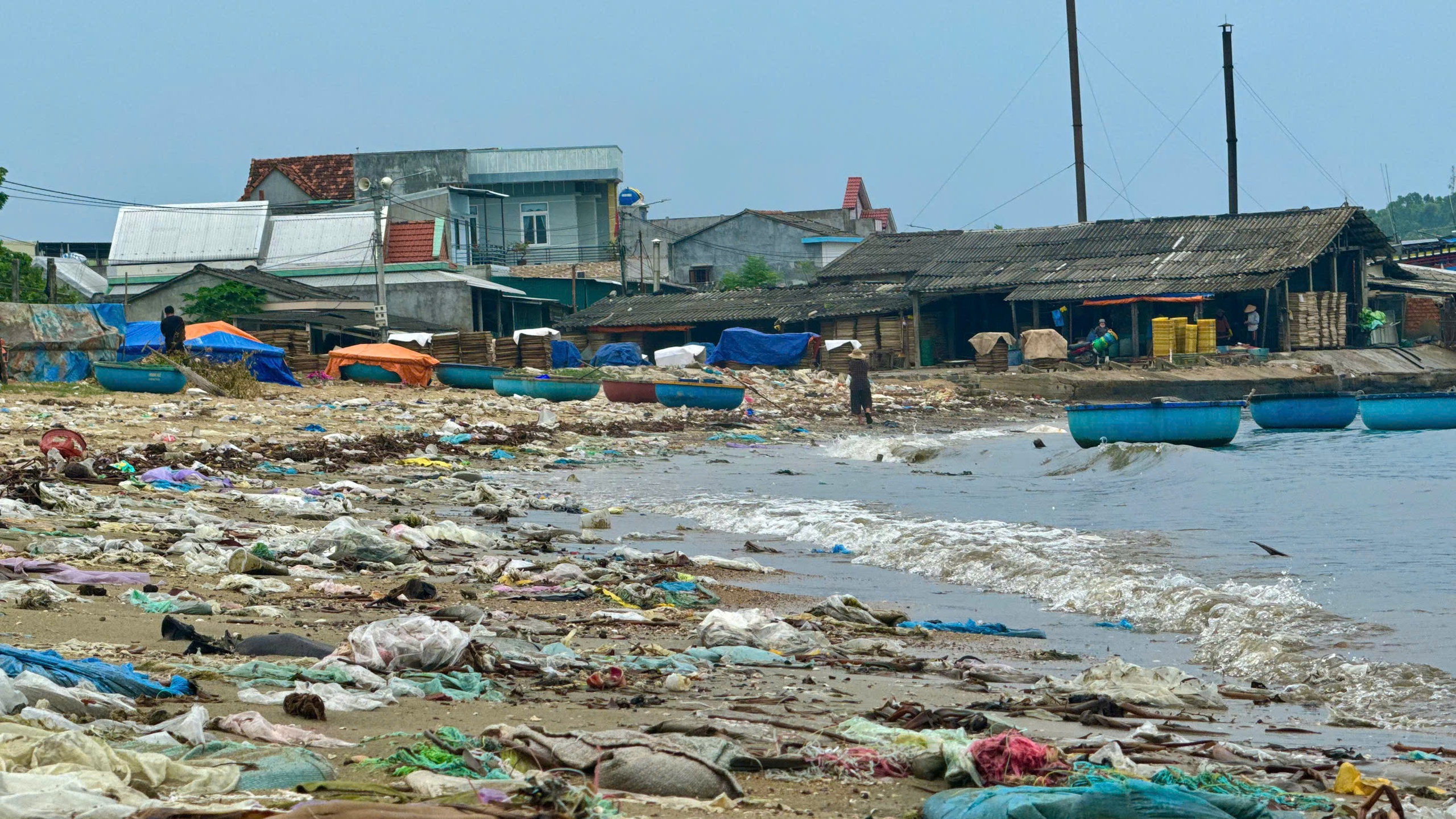 Người d&acirc;n l&agrave;ng biển Quảng Ng&atilde;i bất lực với lượng r&aacute;c ken đặc từ biển tấp v&agrave;o- Ảnh 2.
