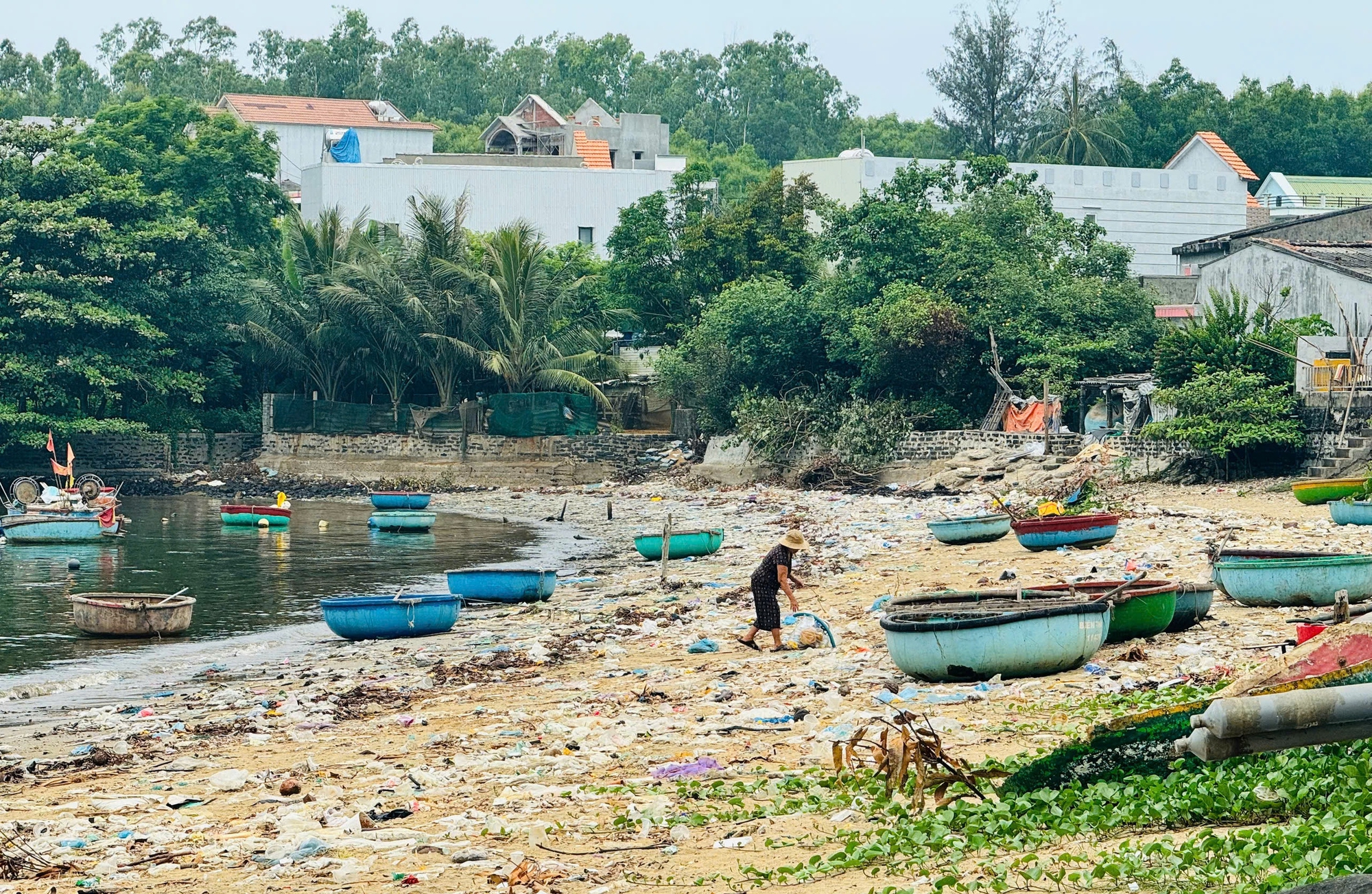 Người d&acirc;n l&agrave;ng biển Quảng Ng&atilde;i bất lực với lượng r&aacute;c ken đặc từ biển tấp v&agrave;o- Ảnh 6.