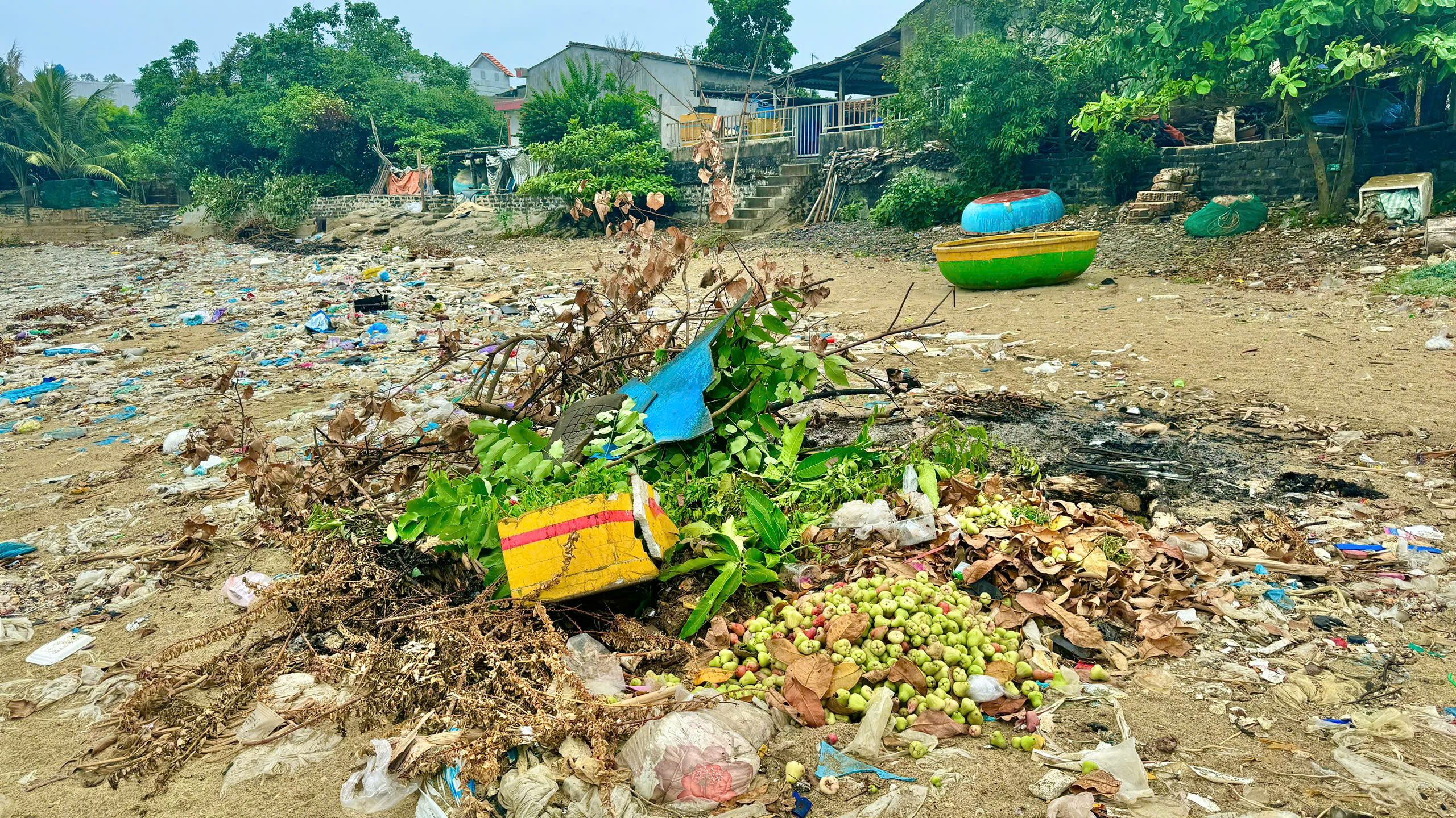 Người d&acirc;n l&agrave;ng biển Quảng Ng&atilde;i bất lực với lượng r&aacute;c ken đặc từ biển tấp v&agrave;o- Ảnh 9.