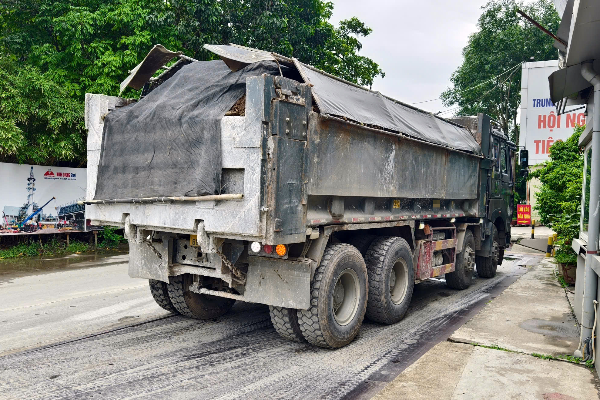 Nhiều chủ doanh nghiệp bị xử phạt h&agrave;ng trăm triệu đồng v&igrave; t&agrave;i xế chở h&agrave;ng qu&aacute; tải- Ảnh 3.