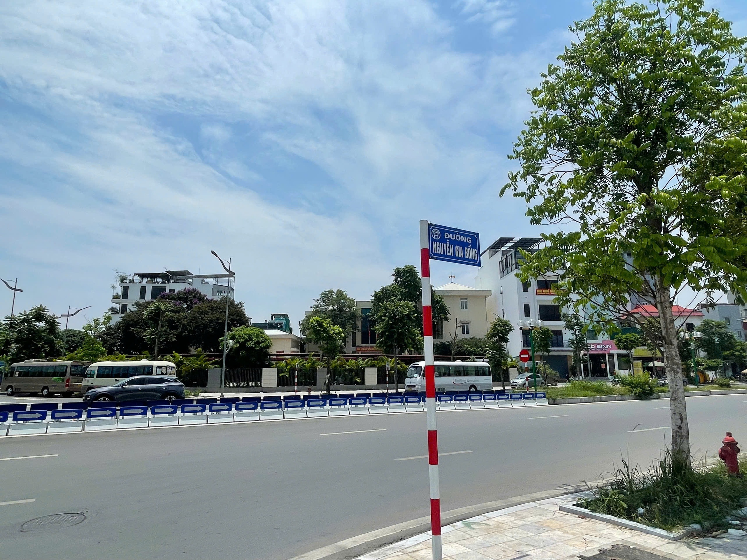 H&agrave; Nội: Tuyến đường mới ở quận Long Bi&ecirc;n vừa khai th&aacute;c đ&atilde; xuống cấp- Ảnh 1.