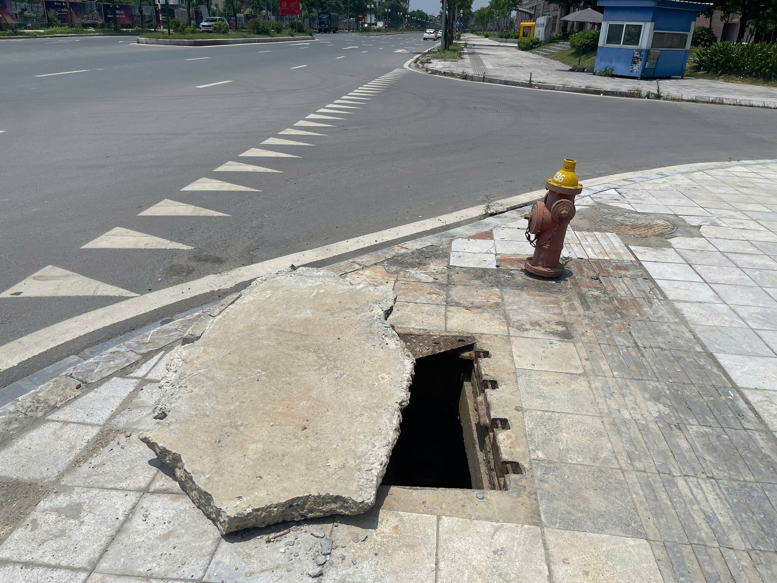H&agrave; Nội: Tuyến đường mới ở quận Long Bi&ecirc;n vừa khai th&aacute;c đ&atilde; xuống cấp- Ảnh 6.