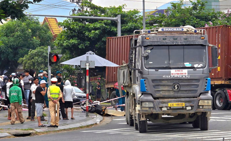 Hiện trường vụ tai nạn giữa xe ben v&agrave; xe m&aacute;y.