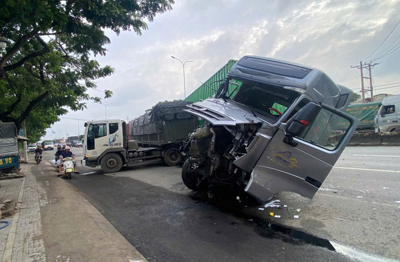 Hiện trường vụ tai nạn giữa hai xe container khiến QL51 &ugrave;n tắc nhiều kilomet.