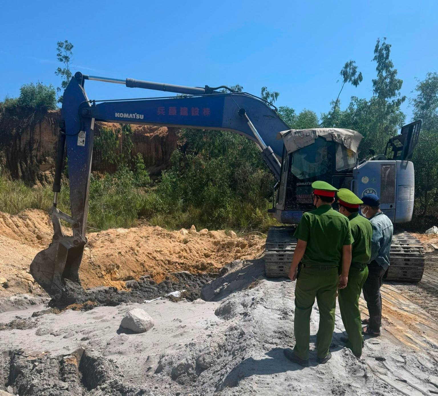 Quảng Ng&atilde;i: Tiếp tục ph&aacute;t hiện h&agrave;nh vi xả nước, đổ chất thải rắn c&ocirc;ng nghiệp tr&aacute;i ph&eacute;p- Ảnh 2.