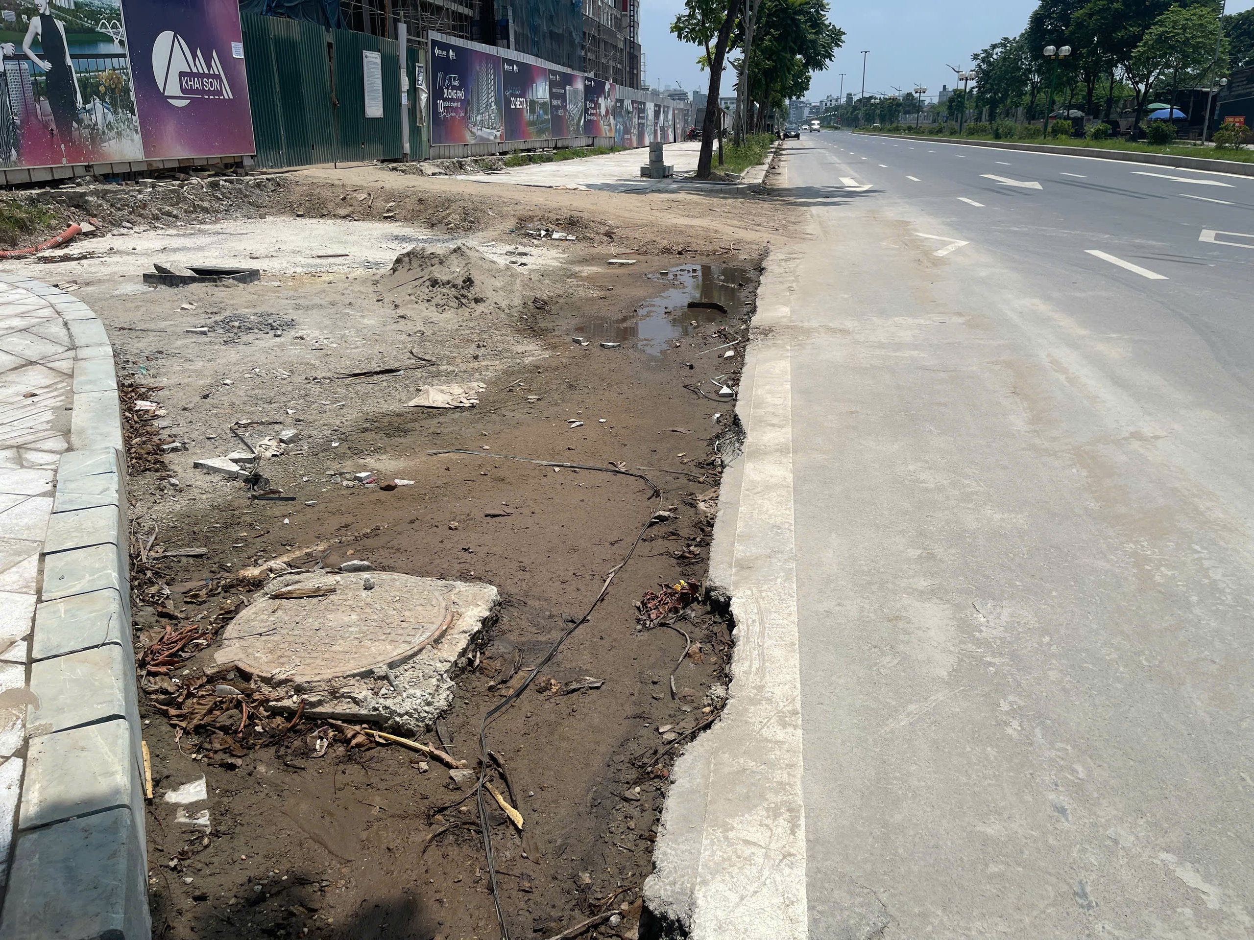 H&agrave; Nội: Tuyến đường mới ở quận Long Bi&ecirc;n vừa khai th&aacute;c đ&atilde; xuống cấp- Ảnh 3.