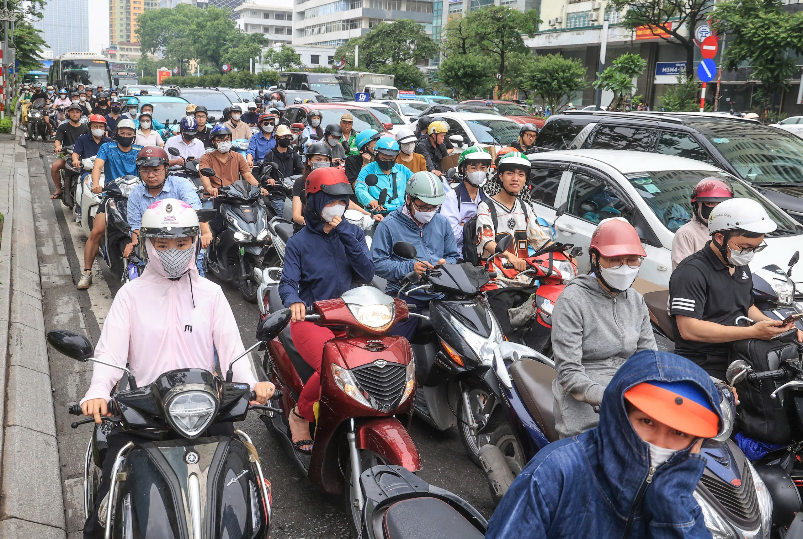 Giảm xe m&aacute;y trong nội đ&ocirc;, H&agrave; Nội tiến gần hơn tới một đ&ocirc; thị đ&aacute;ng sống- Ảnh 1.