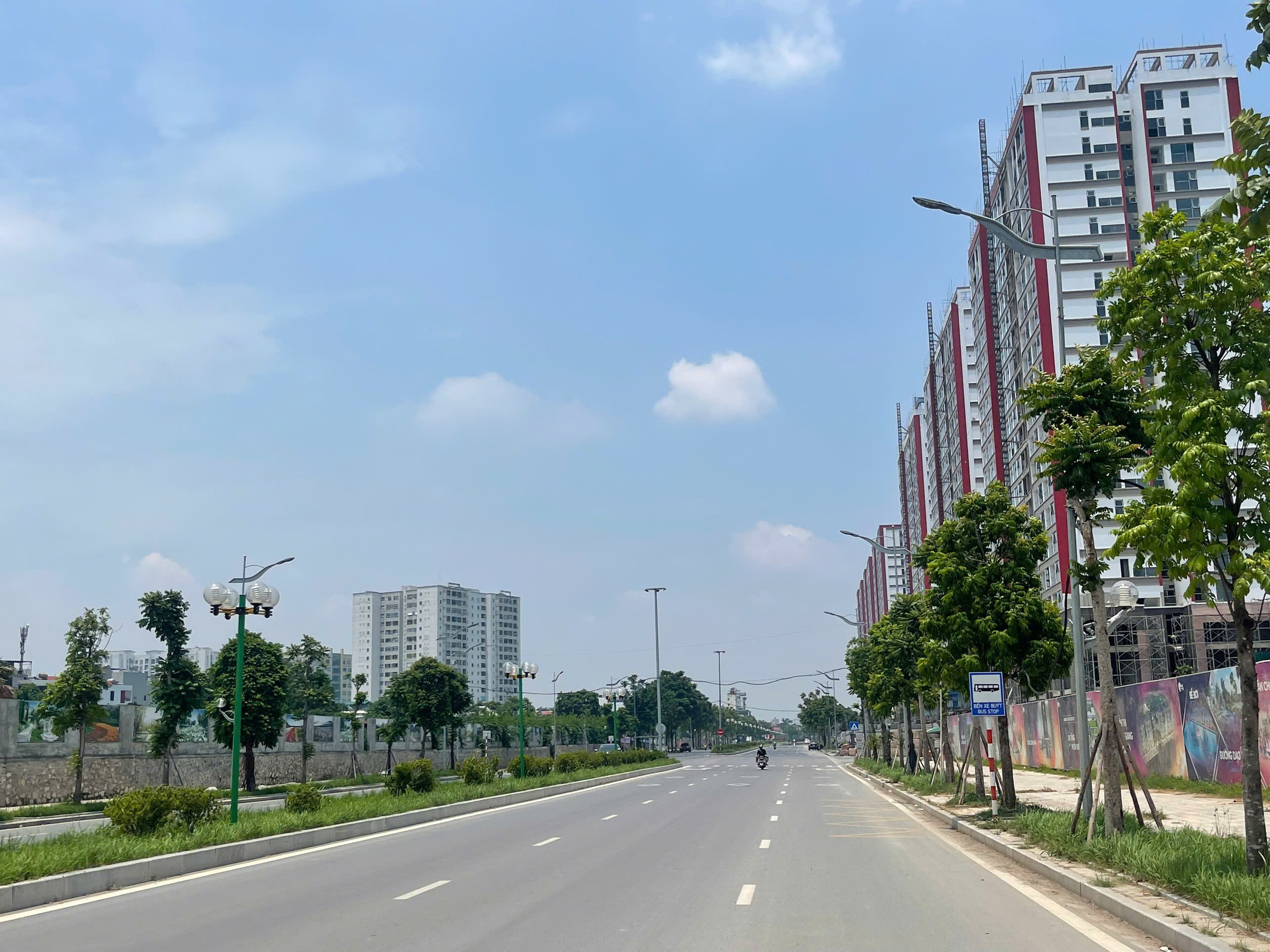 H&agrave; Nội: Tuyến đường mới ở quận Long Bi&ecirc;n vừa khai th&aacute;c đ&atilde; xuống cấp- Ảnh 2.