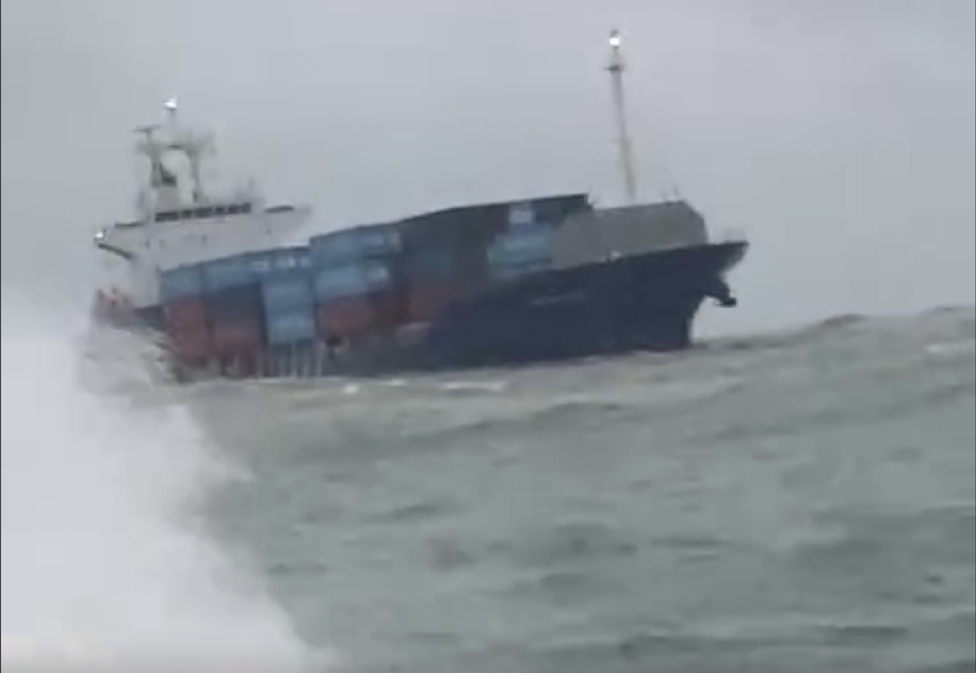 Ứng phó bão số 1: Khuyến cáo tàu thuyền không đi vào vùng nguy hiểm- Ảnh 1. Ứng phó bão số 1: Khuyến cáo tàu thuyền không đi vào vùng nguy hiểm- Ảnh 1.