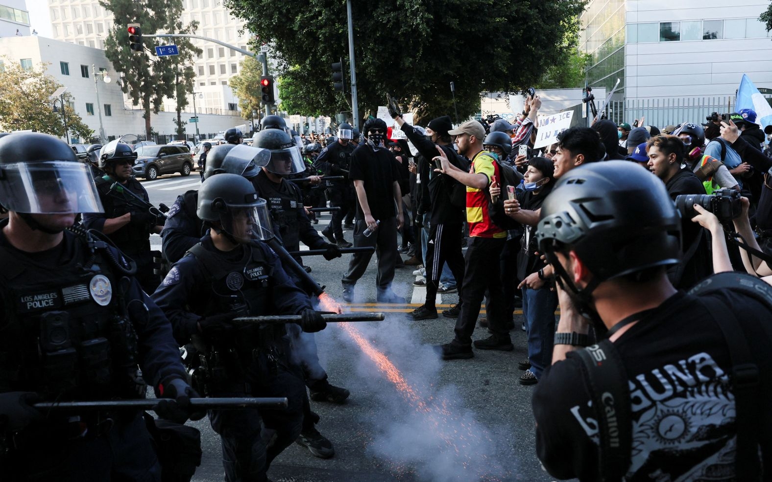 Thủy quân lục chiến Mỹ được triển khai ở Los Angeles có quyền làm những gì?- Ảnh 2. Thủy quân lục chiến Mỹ tới Los Angeles, trấn áp biểu tình