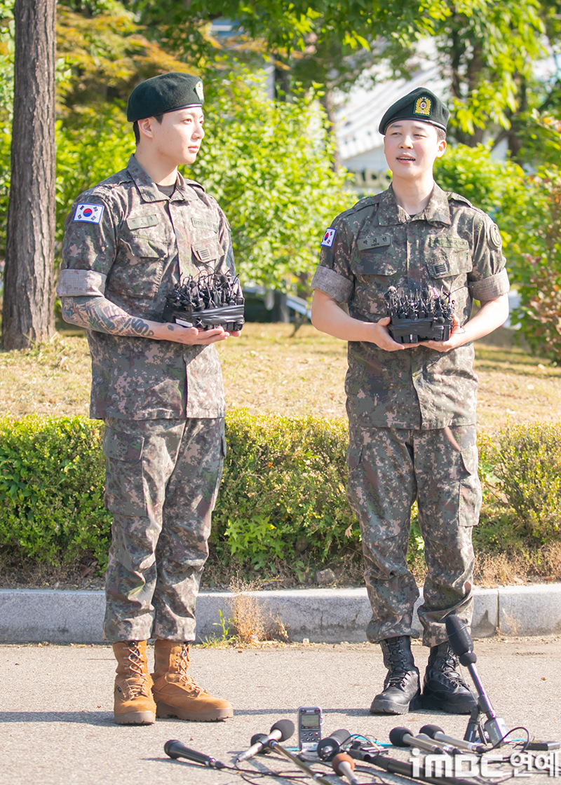 Jungkook v&agrave; Jimin chia sẻ "n&oacute;ng" khi xuất ngũ, hứa hẹn tương lai về BTS- Ảnh 1.