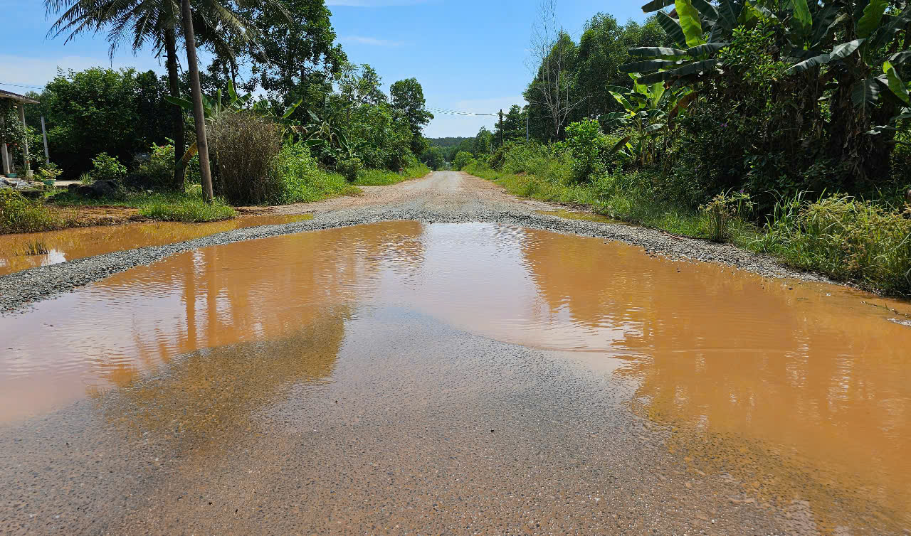 Tỉnh lộ ở Huế nham nhở, tiềm ẩn tai nạn giao th&ocirc;ng- Ảnh 1.