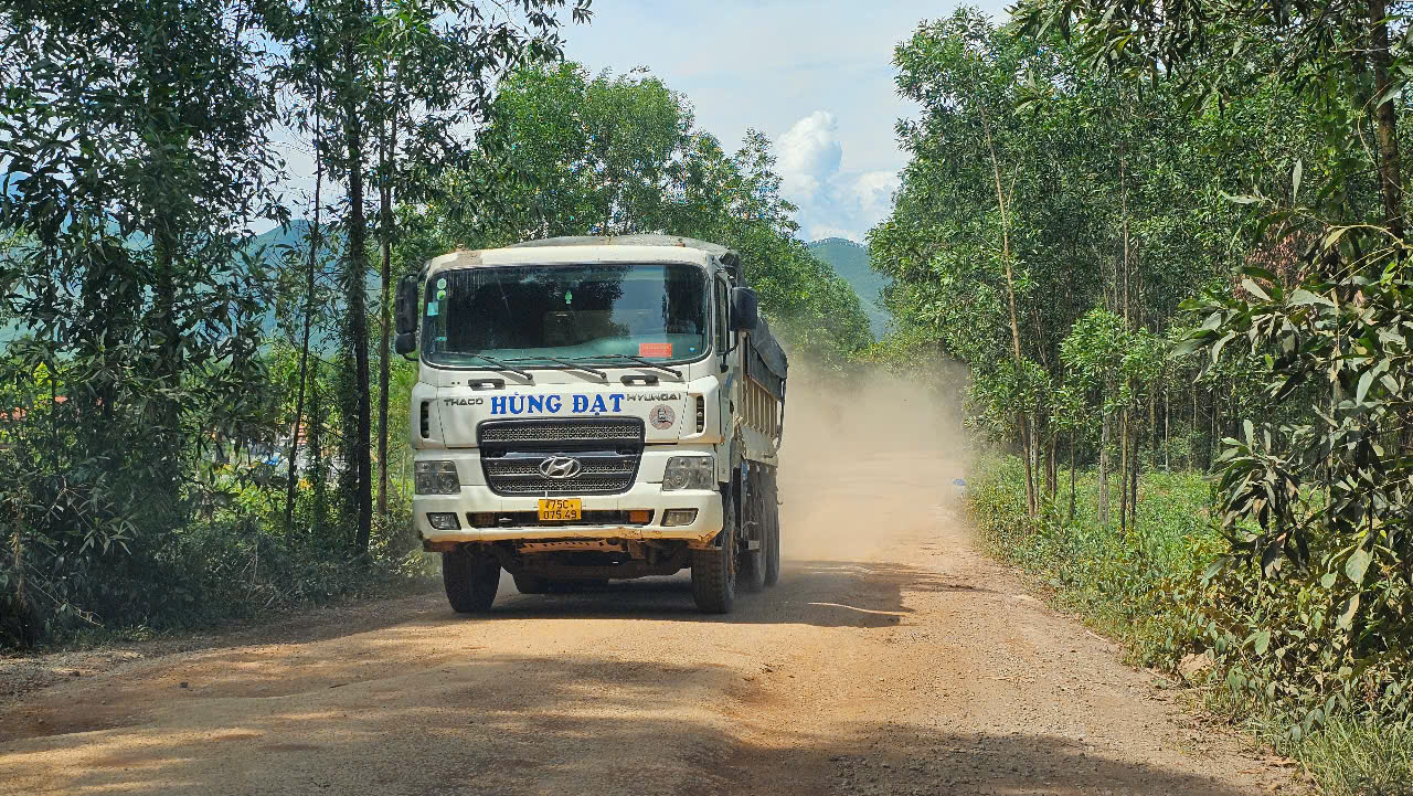 Tỉnh lộ ở Huế nham nhở, tiềm ẩn tai nạn giao th&ocirc;ng- Ảnh 2.