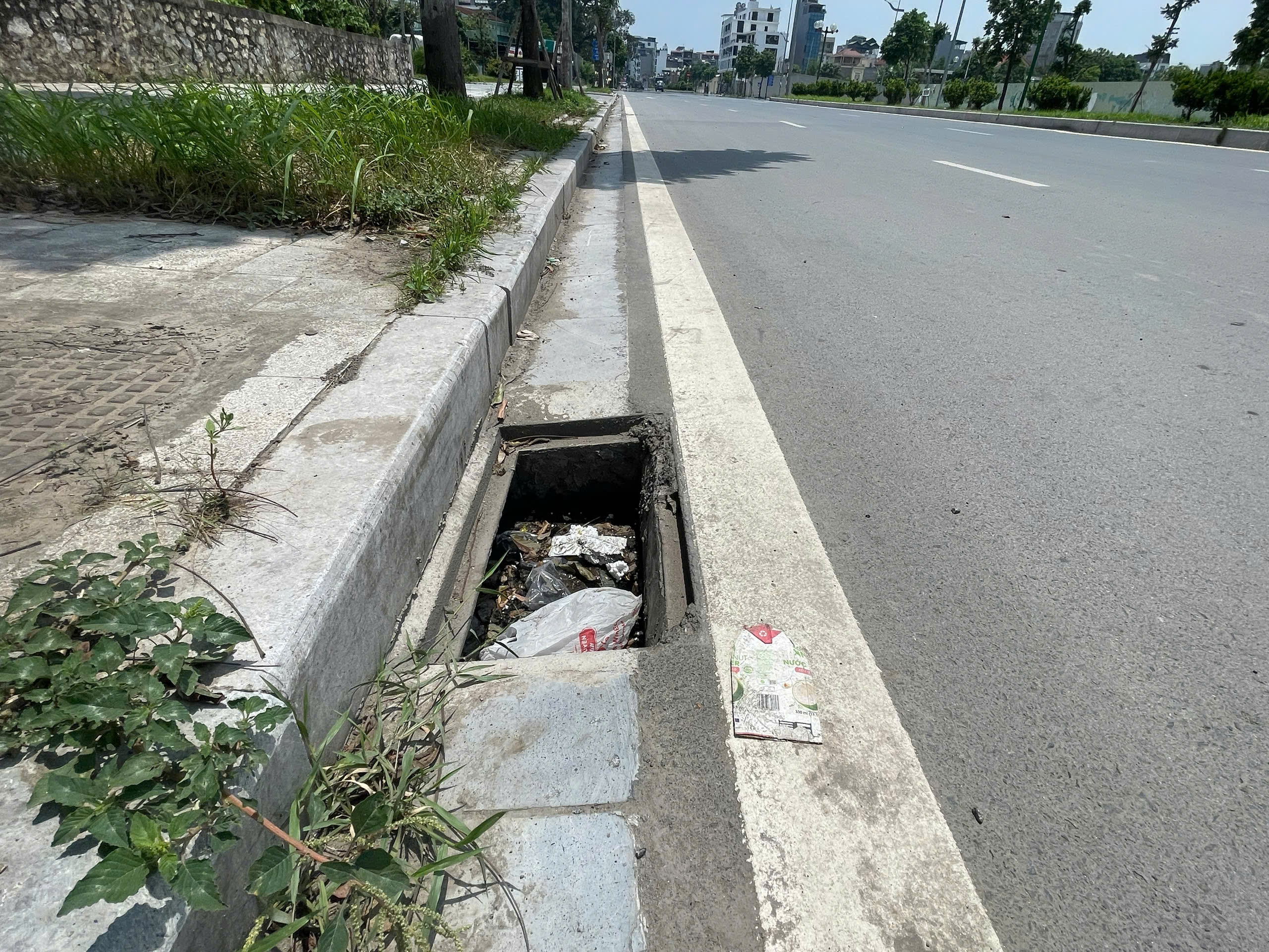 H&agrave; Nội: Tuyến đường mới ở quận Long Bi&ecirc;n vừa khai th&aacute;c đ&atilde; xuống cấp- Ảnh 5.