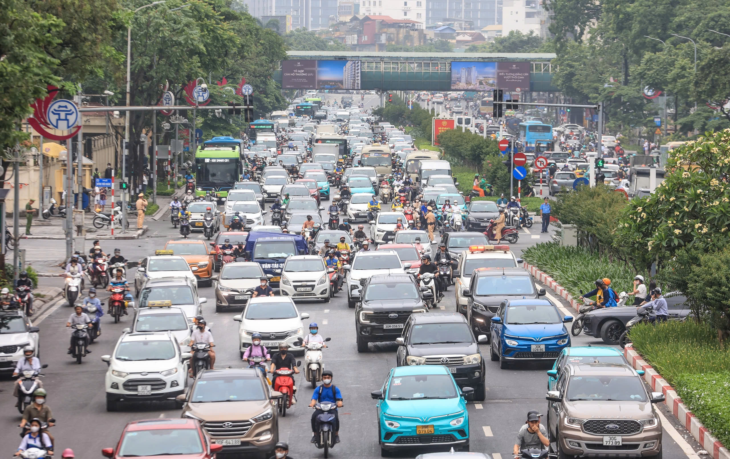Giảm xe m&aacute;y trong nội đ&ocirc;, H&agrave; Nội tiến gần hơn tới một đ&ocirc; thị đ&aacute;ng sống- Ảnh 2.