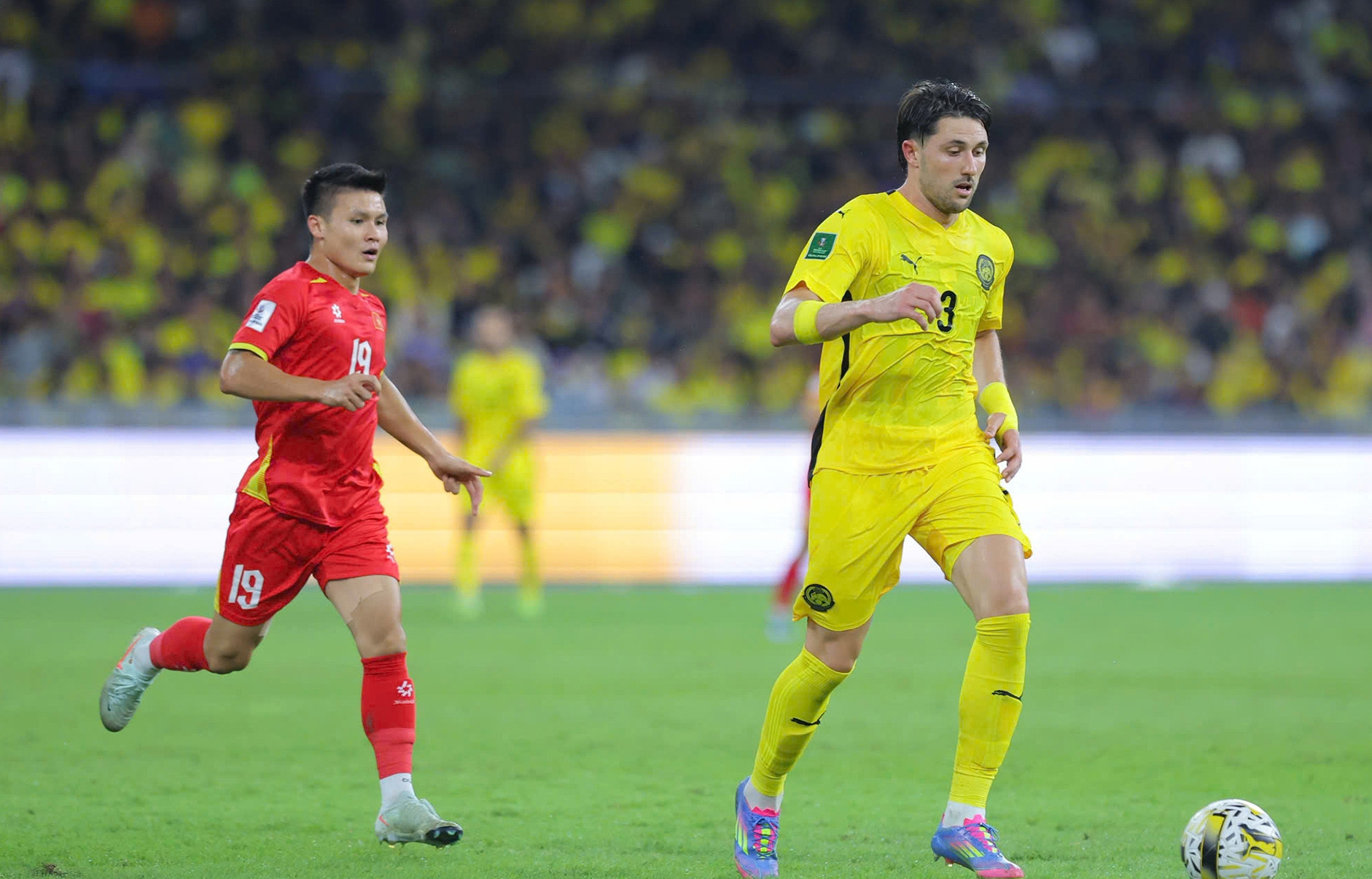 B&oacute;ng đ&aacute; Việt Nam c&oacute; n&ecirc;n chạy theo xu thế nhập tịch cầu thủ?- Ảnh 1.
