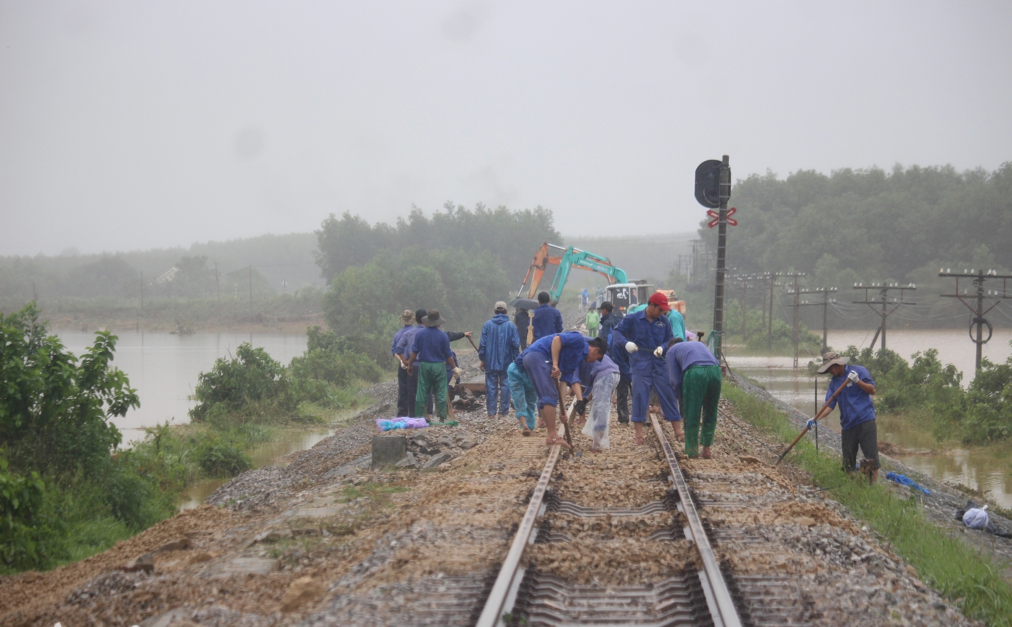 Tăng cường kiểm tra, chốt g&aacute;c đường sắt, ứng ph&oacute; mưa lũ- Ảnh 1.