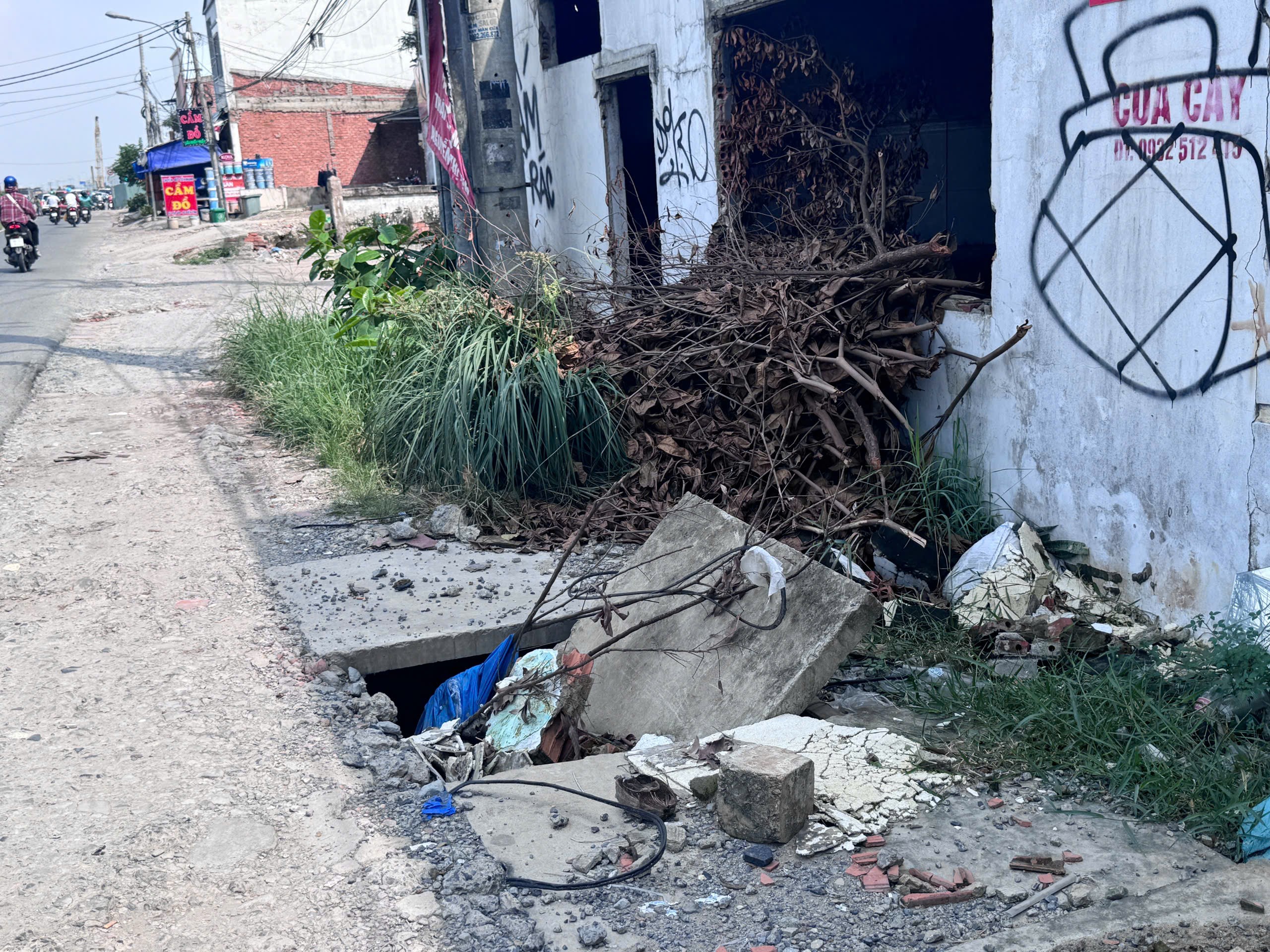 Cận cảnh khu đất 22.000m2 chưa GPMB, nguy cơ khiến n&uacute;t giao An Ph&uacute; vỡ tiến độ- Ảnh 8.