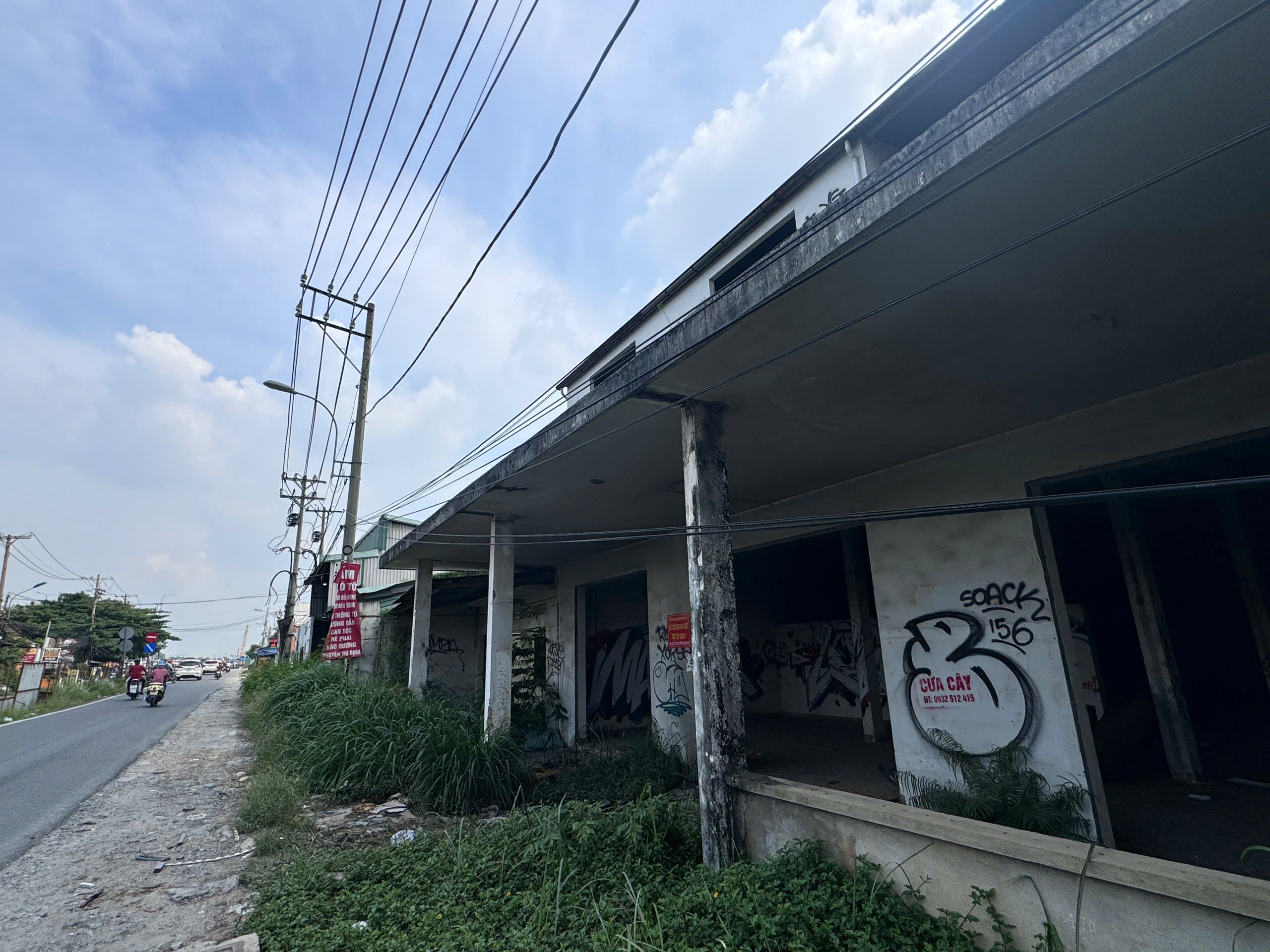 Cận cảnh khu đất 22.000m2 chưa GPMB, nguy cơ khiến n&uacute;t giao An Ph&uacute; vỡ tiến độ- Ảnh 9.