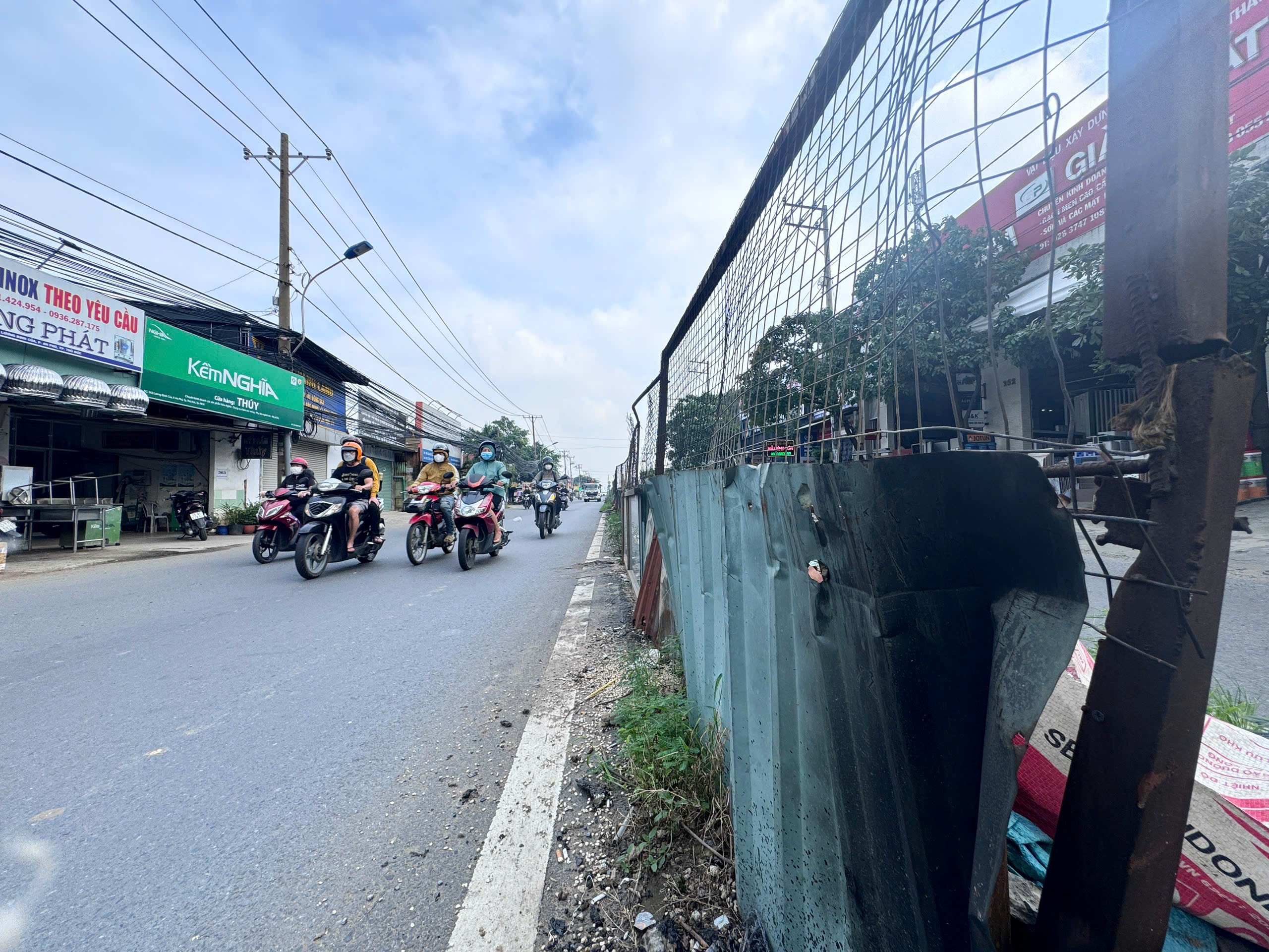 Cận cảnh khu đất 22.000m2 chưa GPMB, nguy cơ khiến n&uacute;t giao An Ph&uacute; vỡ tiến độ- Ảnh 6.