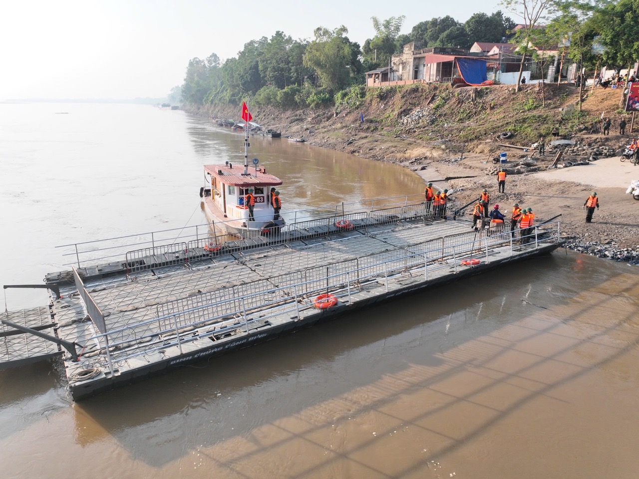 L&yacute; do cắt khẩn cấp cầu phao Phong Ch&acirc;u- Ảnh 2.