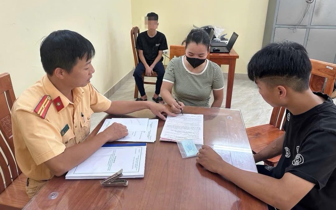 Tuy&ecirc;n Quang: Tịch thu xe m&aacute;y của 2 thanh ni&ecirc;n &ldquo;bốc đầu&rdquo;, lạng l&aacute;ch tr&ecirc;n đường