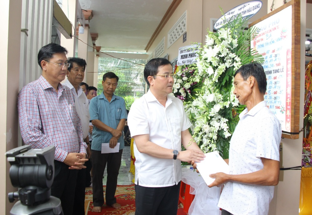 Chủ tịch tỉnh Hậu Giang thăm hỏi gia đ&igrave;nh nạn nh&acirc;n vụ t&ocirc;ng xe QL61 l&agrave;m 4 người thương vong- Ảnh 1.
