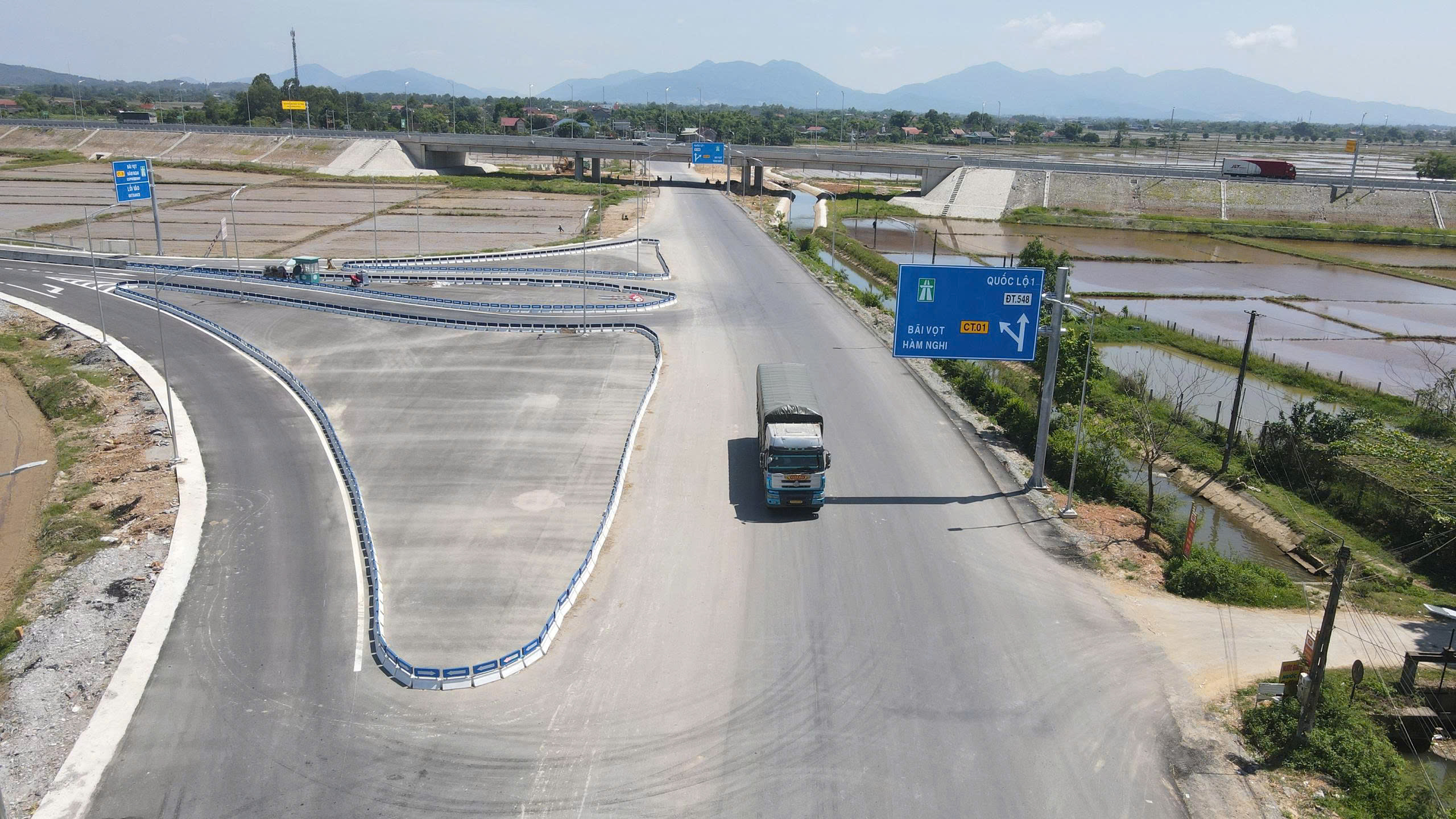 Sớm khắc phục biển chỉ dẫn chưa rõ trên cao tốc qua Hà Tĩnh- Ảnh 2. Sớm khắc phục biển chỉ dẫn chưa rõ trên cao tốc qua Hà Tĩnh- Ảnh 2.