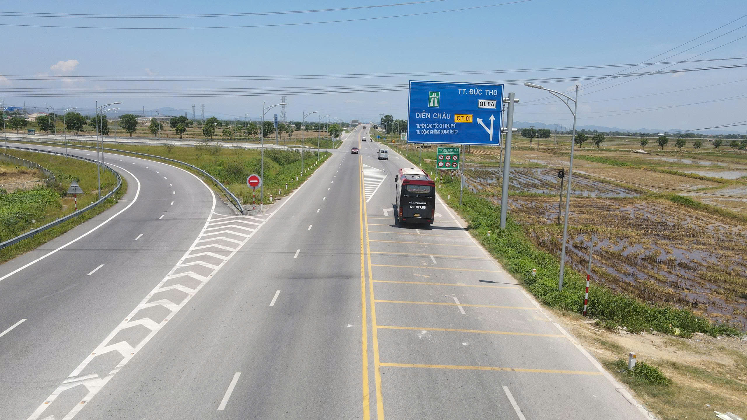 Sớm khắc phục biển chỉ dẫn chưa rõ trên cao tốc qua Hà Tĩnh- Ảnh 3. Sớm khắc phục biển chỉ dẫn chưa rõ trên cao tốc qua Hà Tĩnh- Ảnh 3.