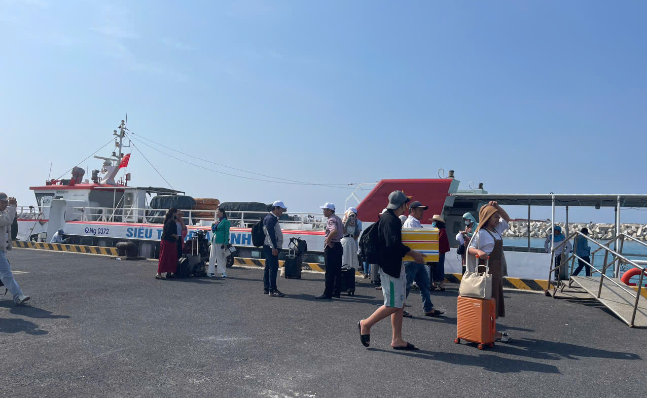 Tạm dừng hoạt động t&agrave;u kh&aacute;ch tuyến Sa Kỳ - L&yacute; Sơn- Ảnh 1.