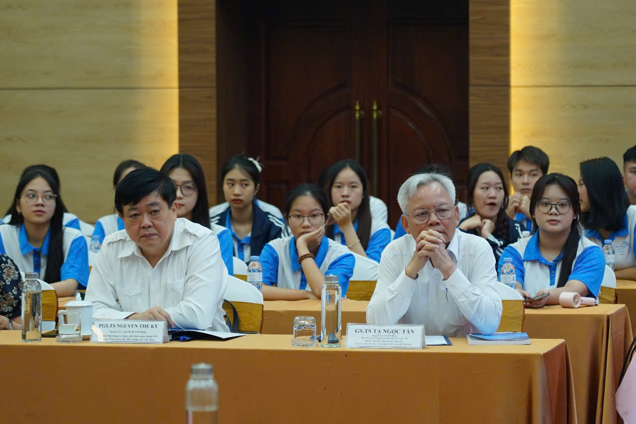 Phụ nữ v&agrave; 100 năm đồng h&agrave;nh c&ugrave;ng B&aacute;o ch&iacute; C&aacute;ch mạng Việt Nam- Ảnh 1.