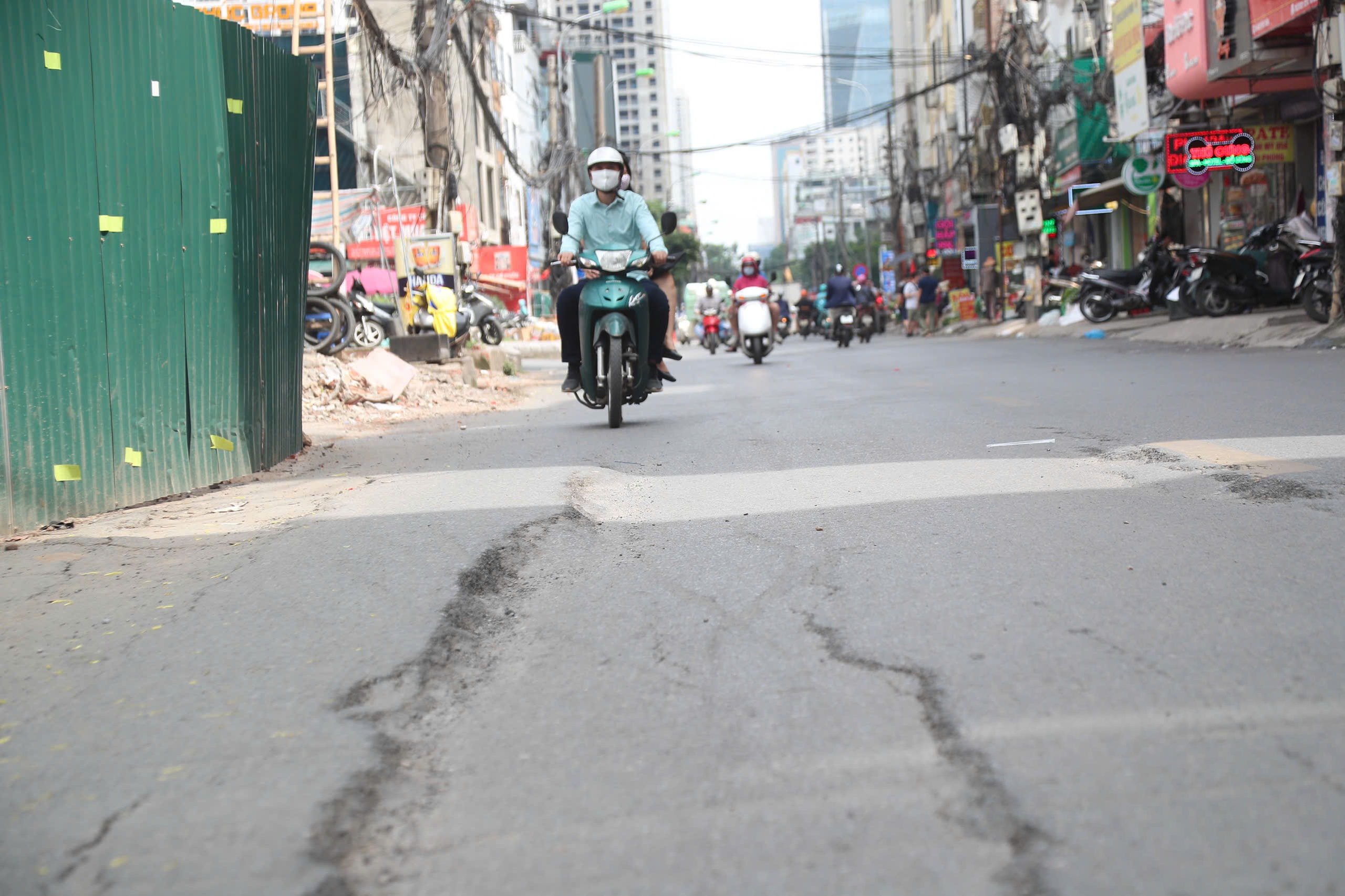 H&agrave; Nội: Đường Nguyễn Tu&acirc;n sụt l&uacute;n, nứt to&aacute;c- Ảnh 2.