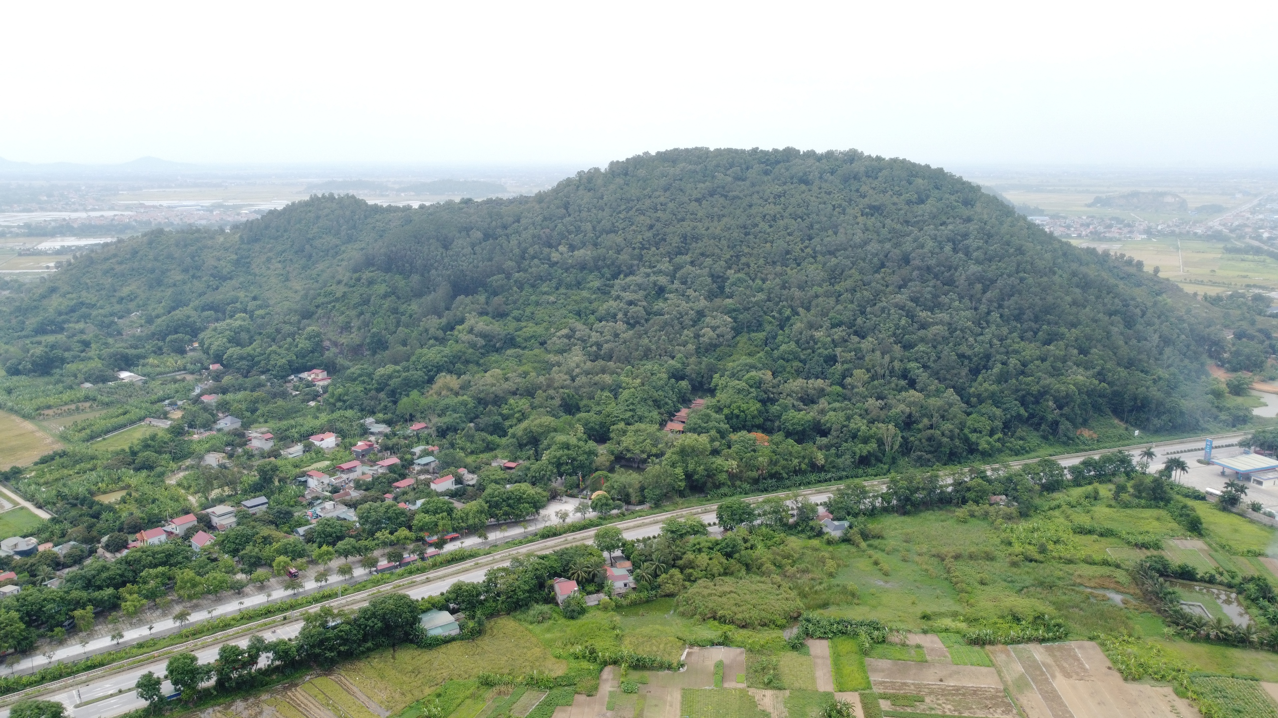 Khám phá kiến trúc độc đáo tại quần thể di tích nghìn năm tuổi ở Thanh Hóa- Ảnh 1. Khám phá kiến trúc độc đáo tại quần thể di tích nghìn năm tuổi ở Thanh Hóa- Ảnh 1.