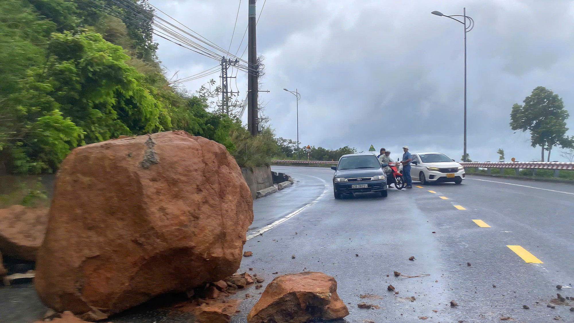 Mưa lớn g&acirc;y ngập &uacute;ng, sạt lở chia cắt giao th&ocirc;ng, t&agrave;u c&aacute; gặp nạn tr&ecirc;n biển- Ảnh 1.