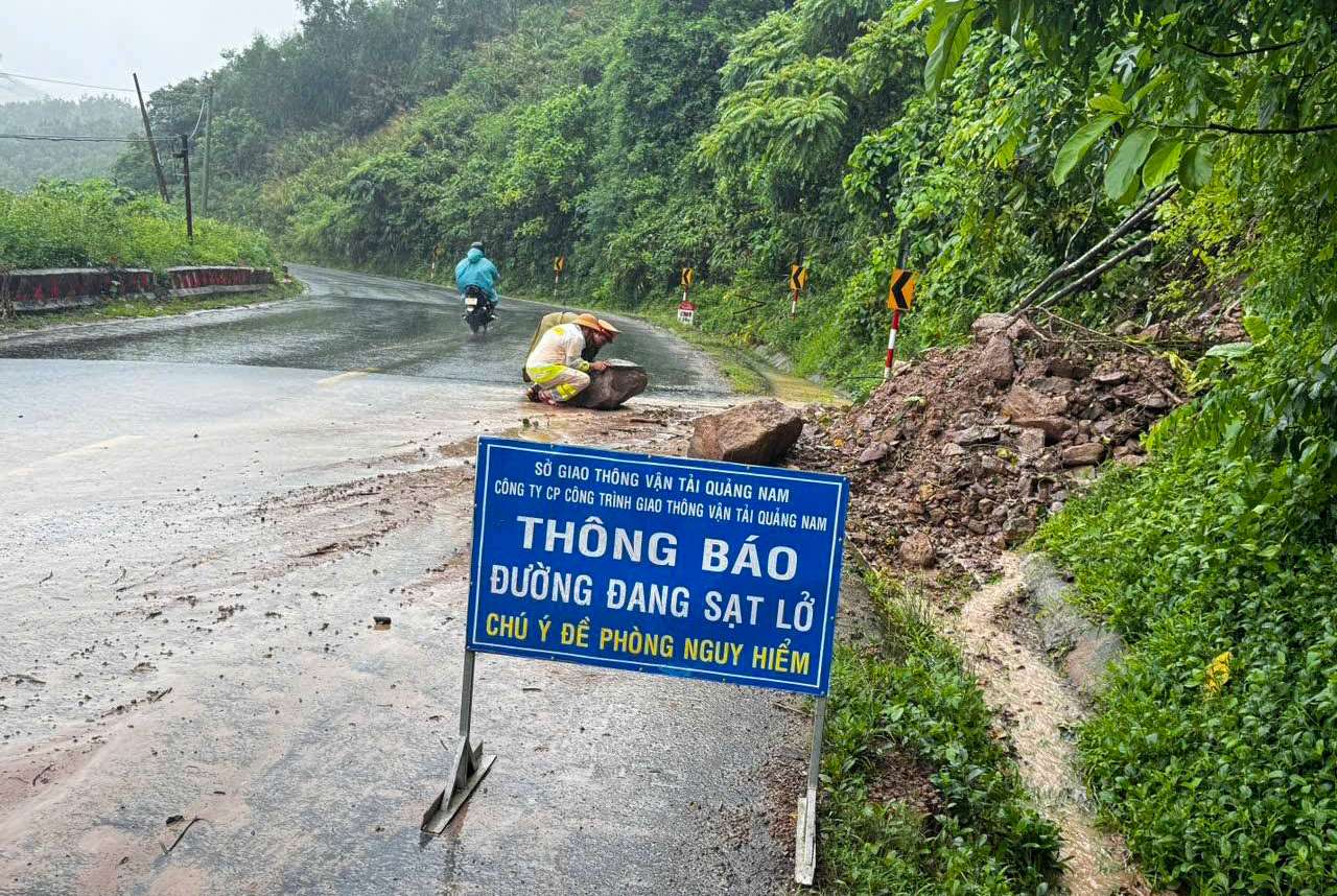 CSGT Quảng Nam dọn c&acirc;y đổ, ph&acirc;n luồng đảm bảo an to&agrave;n cho người d&acirc;n sau mưa lũ- Ảnh 7.