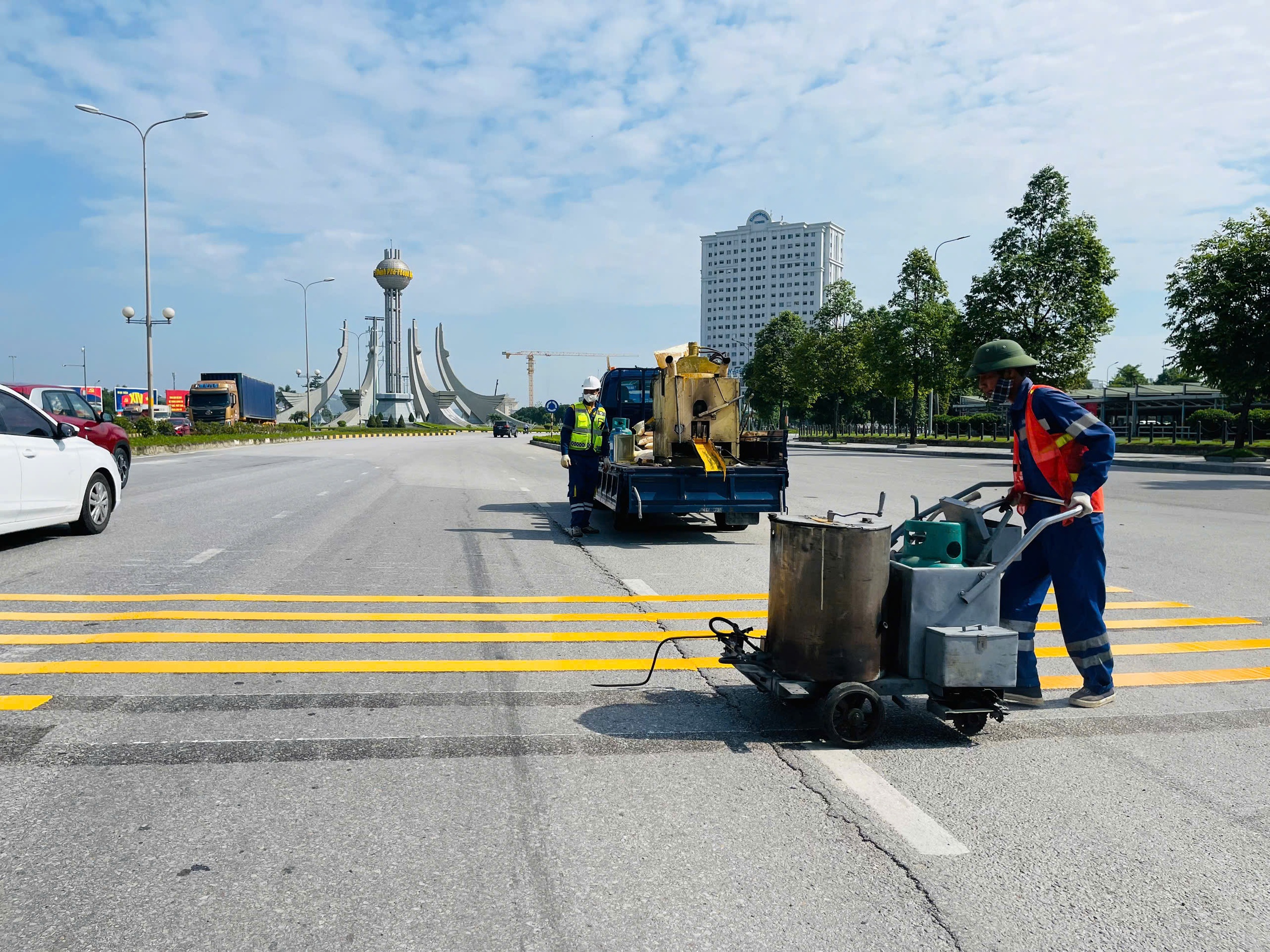 Điểm đen tại v&ograve;ng xuyến BigC Thanh H&oacute;a đang được khắc phục, cải tạo bất cập- Ảnh 1.