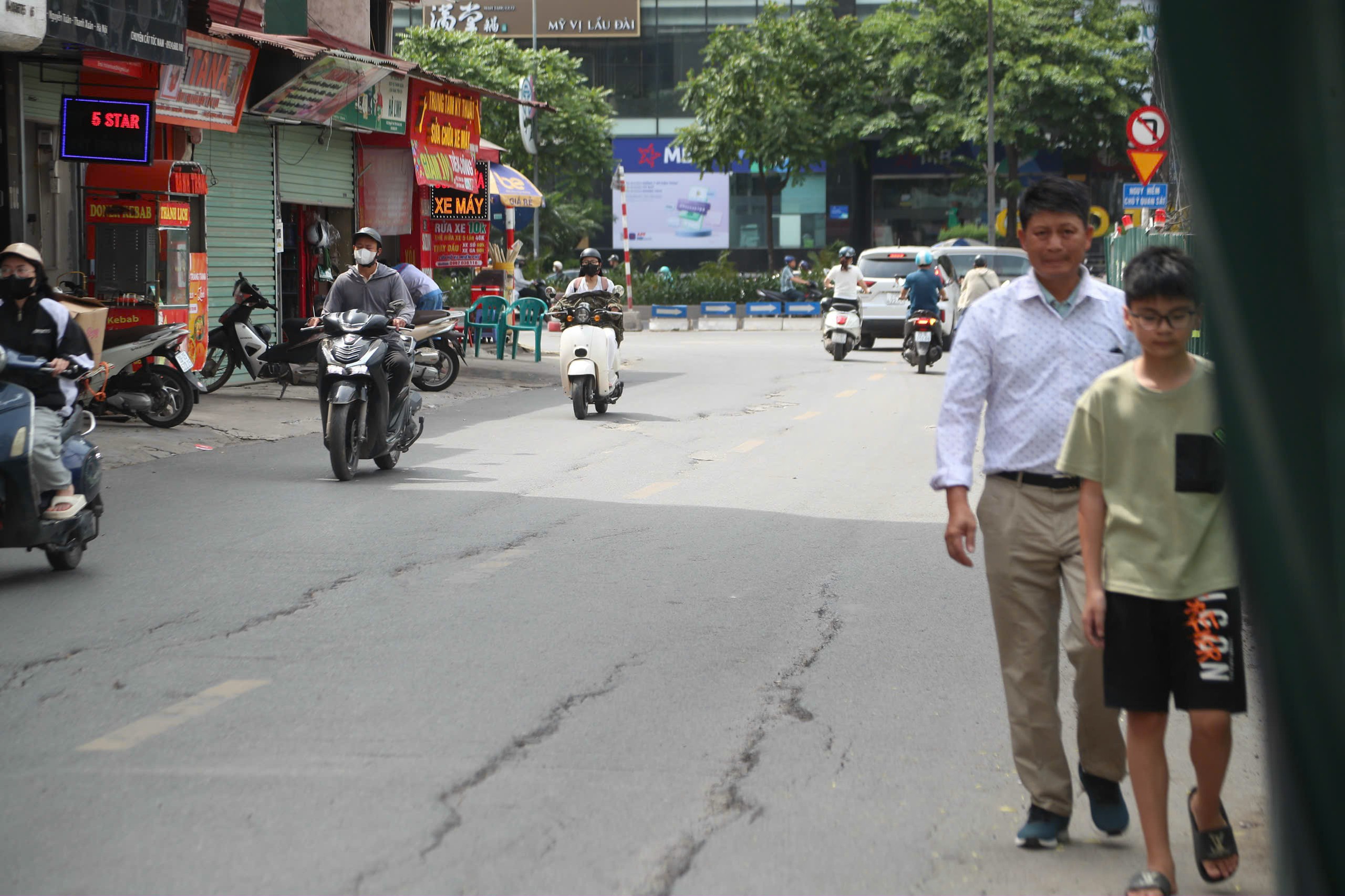 H&agrave; Nội: Đường Nguyễn Tu&acirc;n sụt l&uacute;n, nứt to&aacute;c- Ảnh 8.