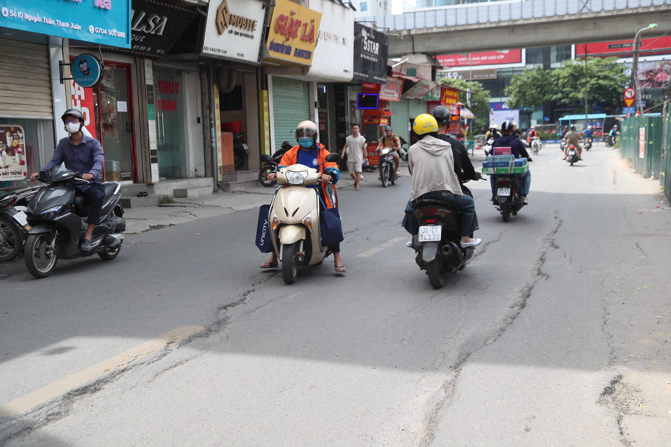 H&agrave; Nội: Đường Nguyễn Tu&acirc;n sụt l&uacute;n, nứt to&aacute;c- Ảnh 1.