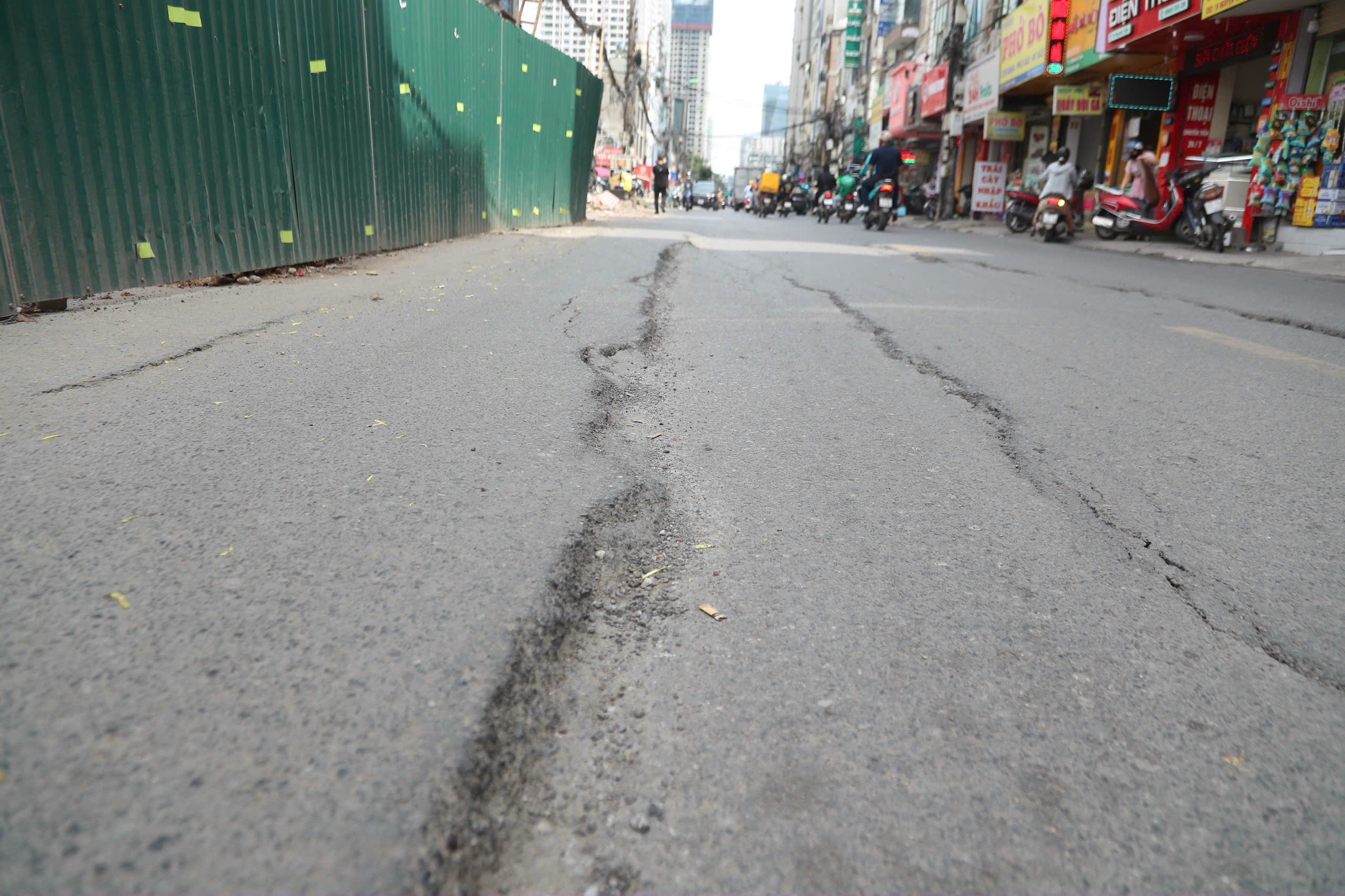 H&agrave; Nội: Đường Nguyễn Tu&acirc;n sụt l&uacute;n, nứt to&aacute;c- Ảnh 3.