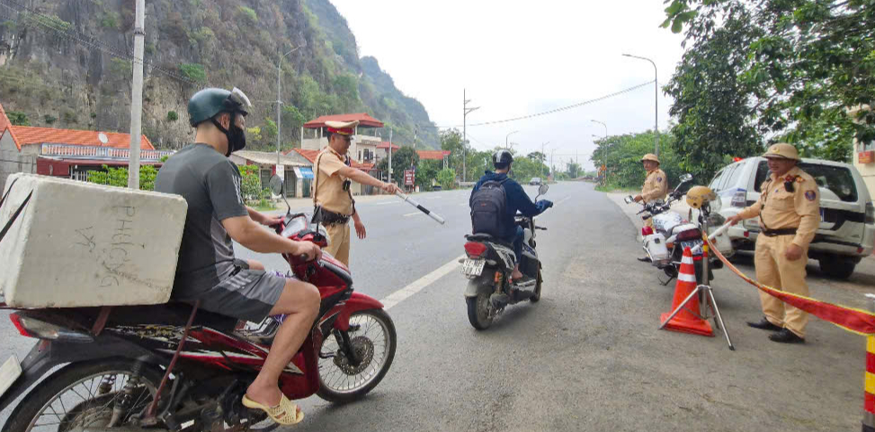 Ki&ecirc;n quyết xử l&yacute; vi phạm gi&uacute;p k&eacute;o giảm TNGT ở cả 3 ti&ecirc;u ch&iacute; tại Lạng Sơn- Ảnh 1.