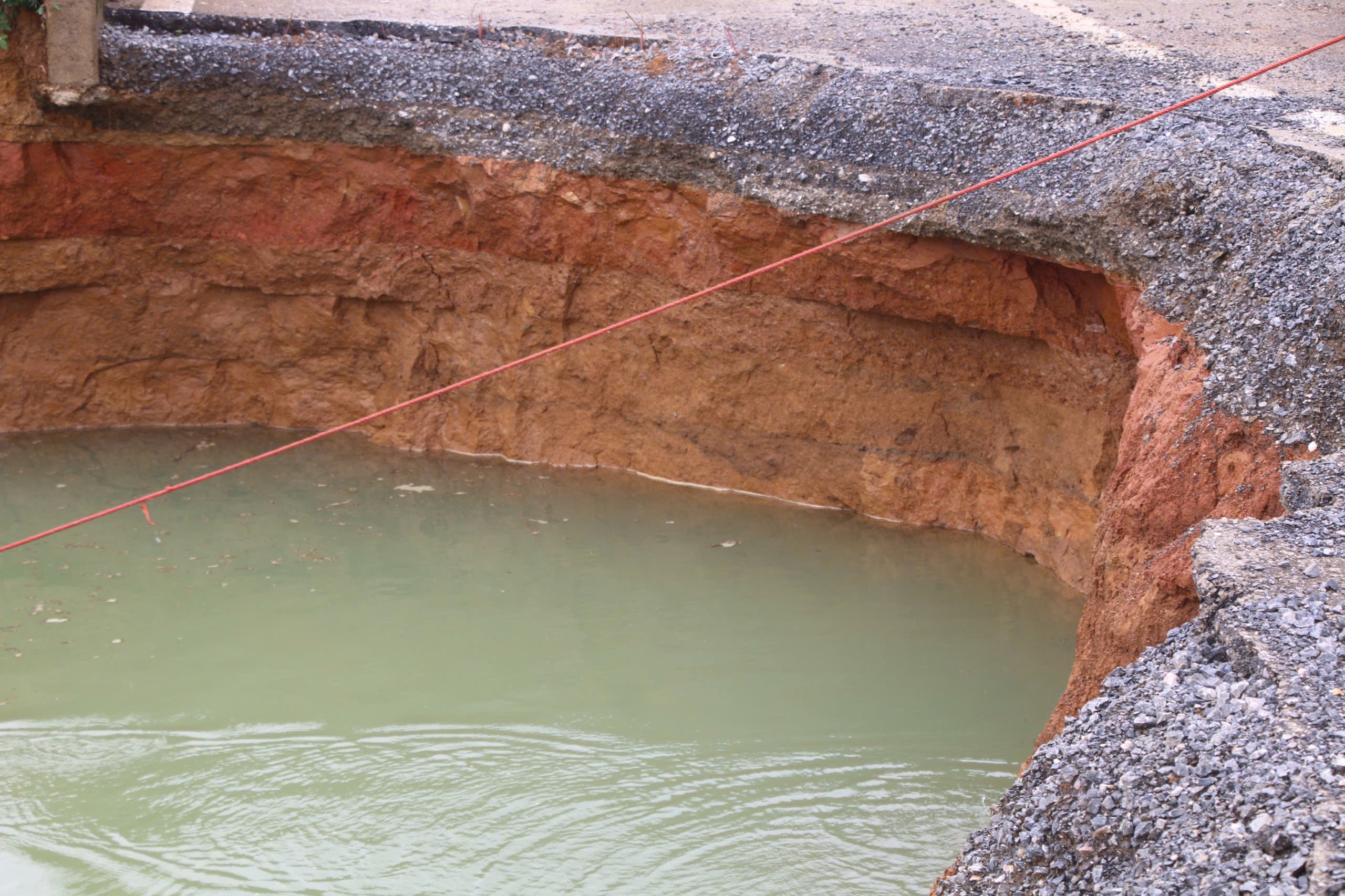 Dừng tìm kiếm nạn nhân rơi xuống "hố tử thần" ở Bắc Kạn- Ảnh 2. Dừng tìm kiếm nạn nhân rơi xuống "hố tử thần" ở Bắc Kạn- Ảnh 2.