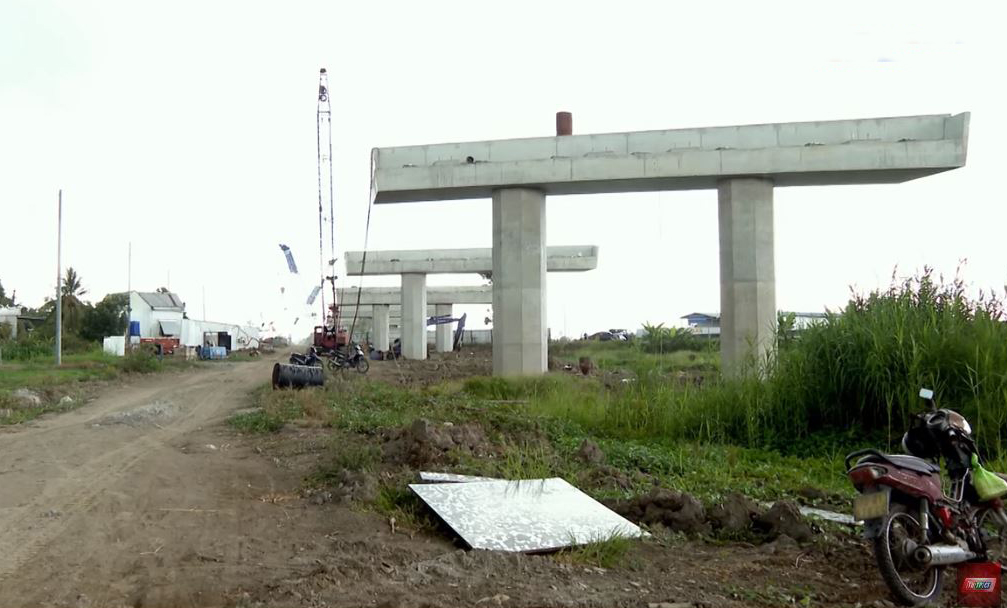 Miền T&acirc;y: C&aacute;t, đ&aacute; khan hiếm, gi&aacute; tăng ch&oacute;ng mặt- Ảnh 1.