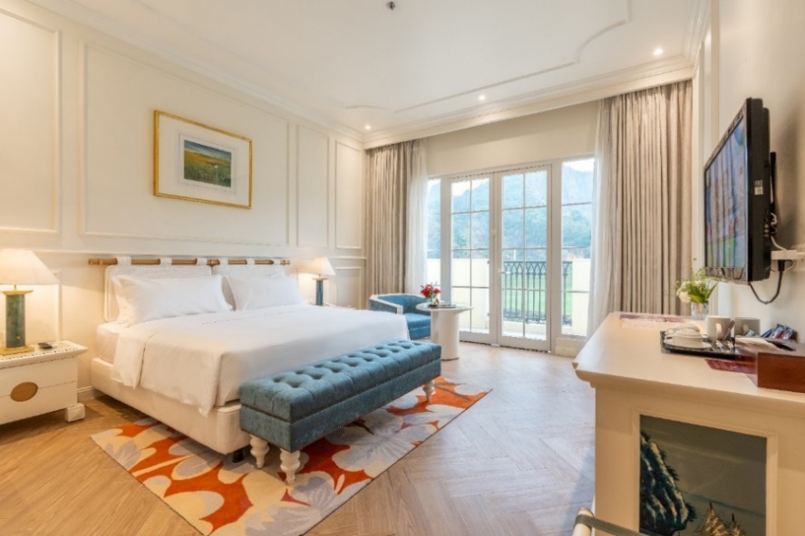 A room with a bed and a desk  Description automatically generated