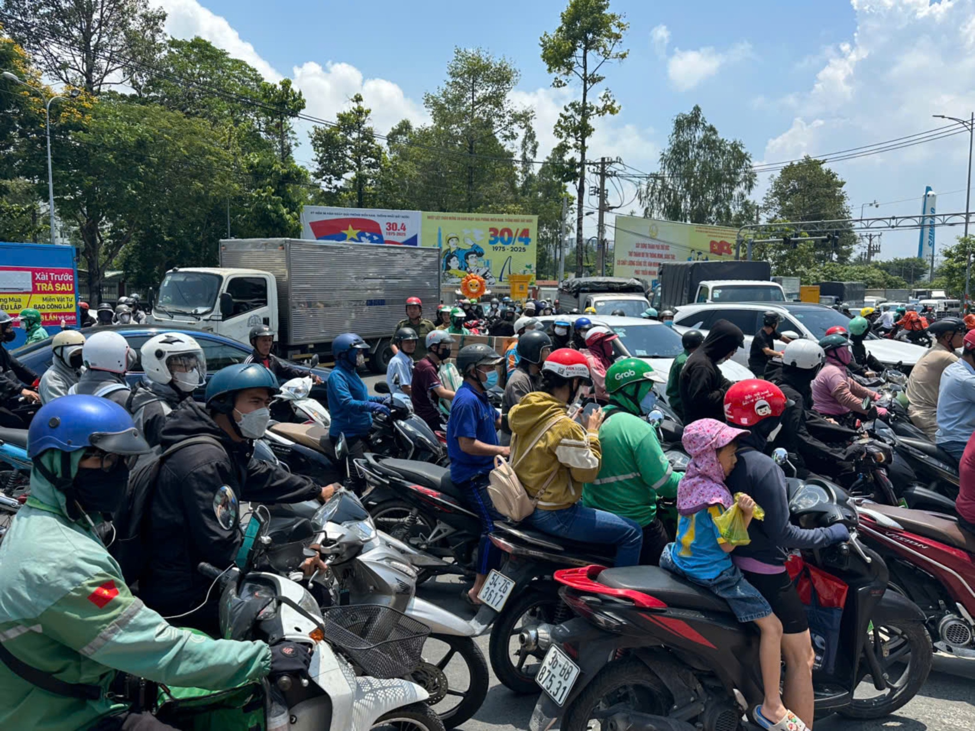 H&agrave;ng chục đ&egrave;n t&iacute;n hiệu t&ecirc; liệt tr&ecirc;n đường V&otilde; Nguy&ecirc;n Gi&aacute;p: Chủ đầu tư l&ecirc;n tiếng- Ảnh 1.