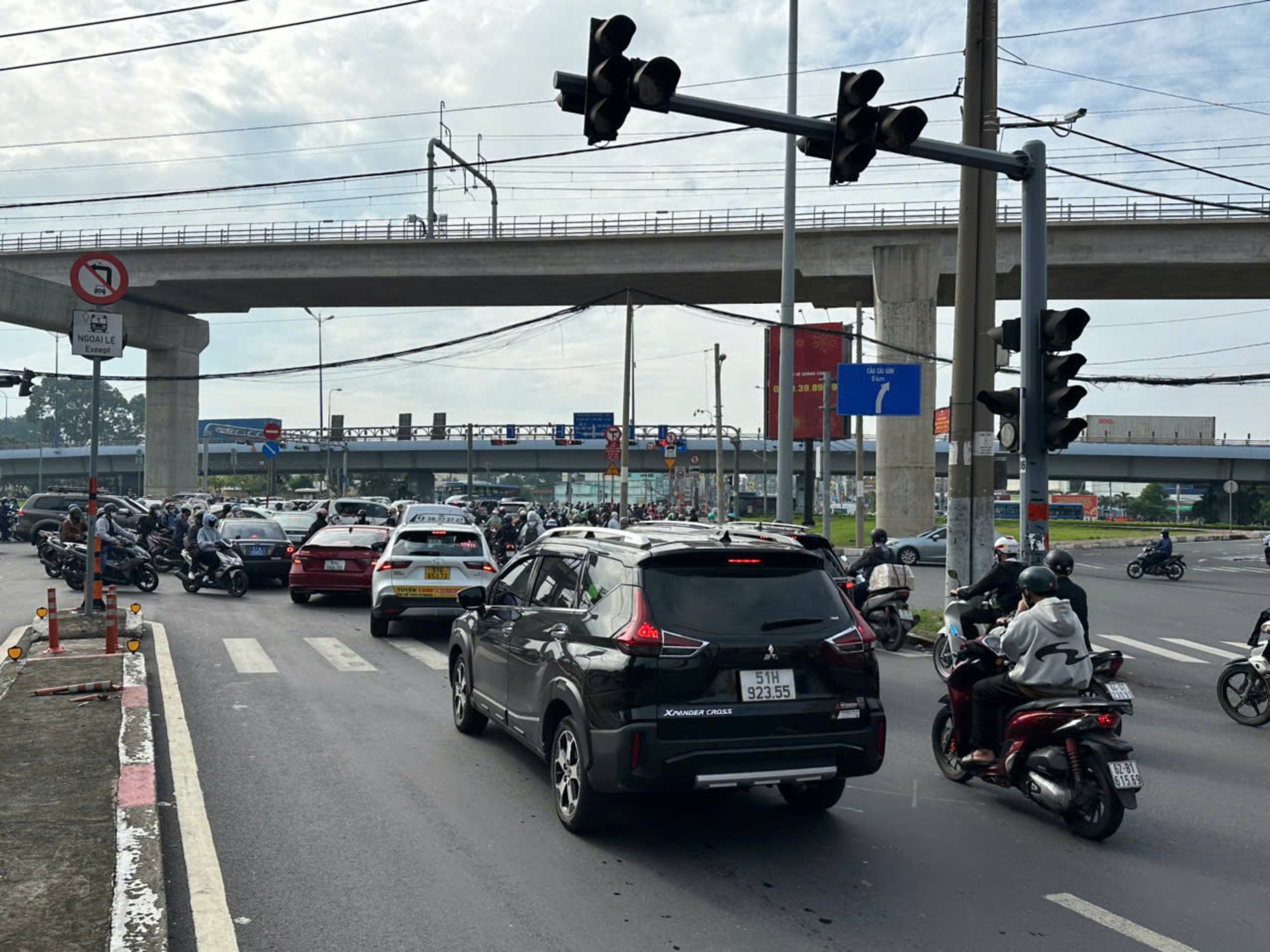 H&agrave;ng chục đ&egrave;n t&iacute;n hiệu t&ecirc; liệt tr&ecirc;n đường V&otilde; Nguy&ecirc;n Gi&aacute;p: Chủ đầu tư l&ecirc;n tiếng- Ảnh 3.