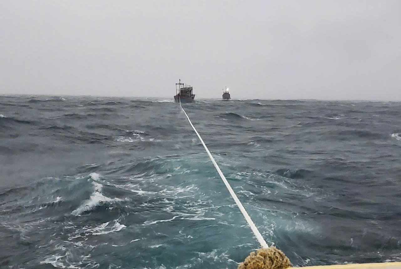 Mưa lớn g&acirc;y ngập &uacute;ng, sạt lở chia cắt giao th&ocirc;ng, t&agrave;u c&aacute; gặp nạn tr&ecirc;n biển- Ảnh 3.