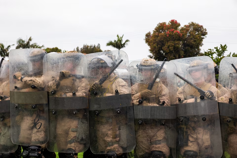 Thủy quân lục chiến Mỹ được triển khai ở Los Angeles có quyền làm những gì?- Ảnh 1. Thủy quân lục chiến Mỹ được triển khai ở Los Angeles có quyền làm những gì?- Ảnh 1.