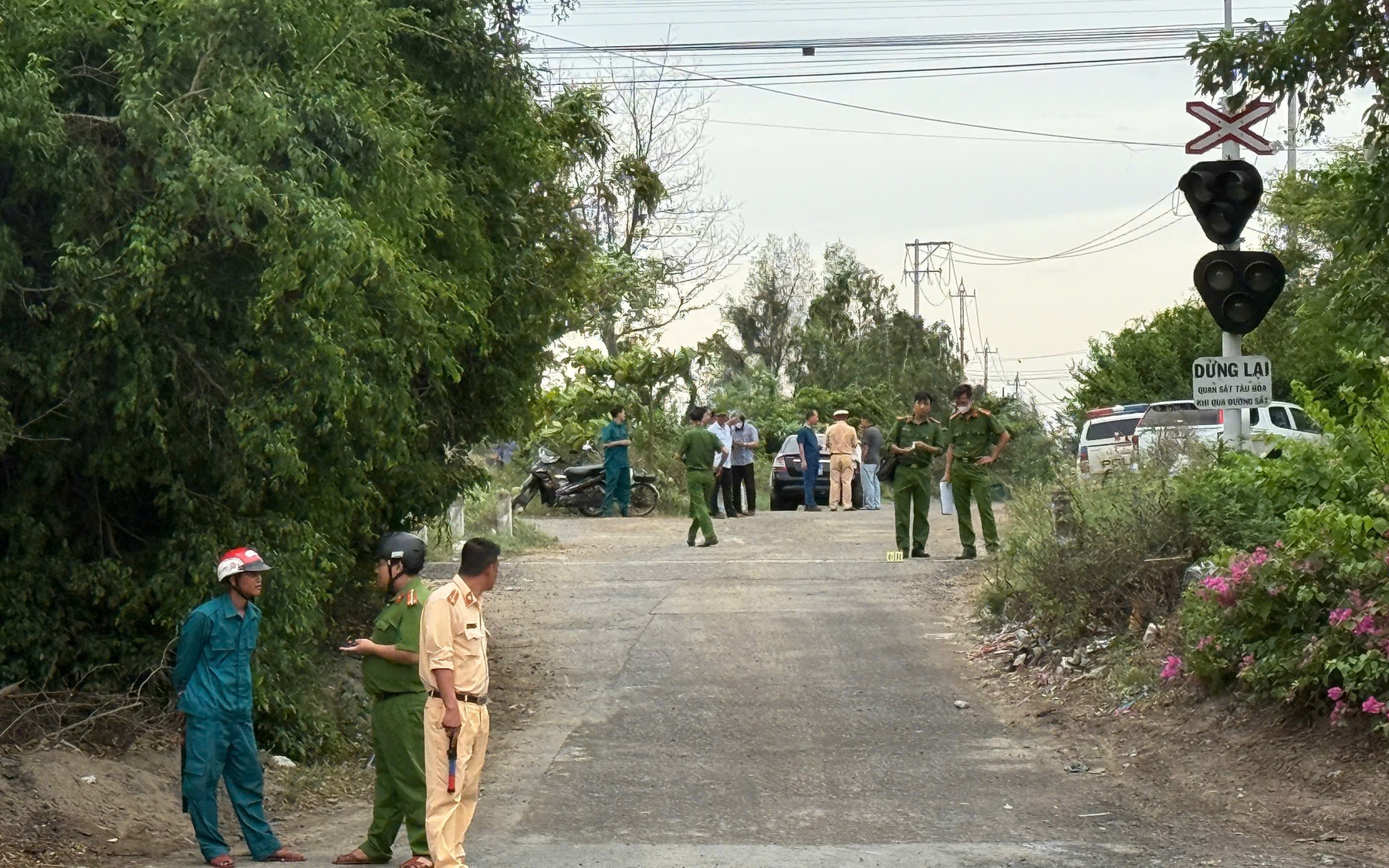 Băng qua đường sắt khi g&aacute;c chắn đ&atilde; hạ xuống, hai người bị t&agrave;u hỏa t&ocirc;ng tử vong
