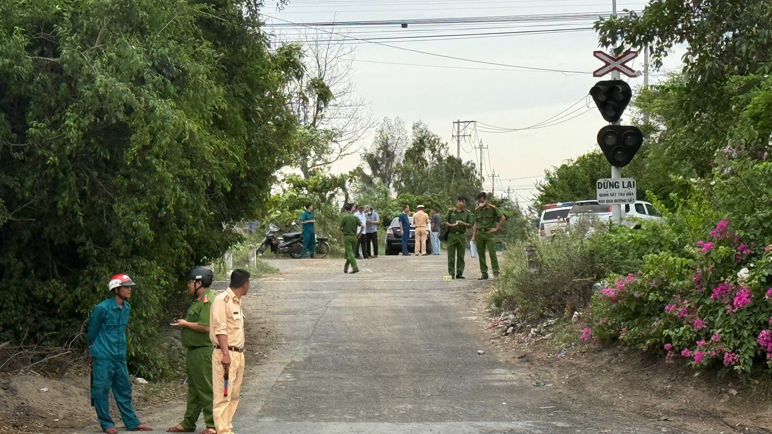 Băng qua đường sắt khi g&aacute;c chắn đ&atilde; hạ xuống, hai người bị t&agrave;u hỏa t&ocirc;ng tử vong- Ảnh 2.